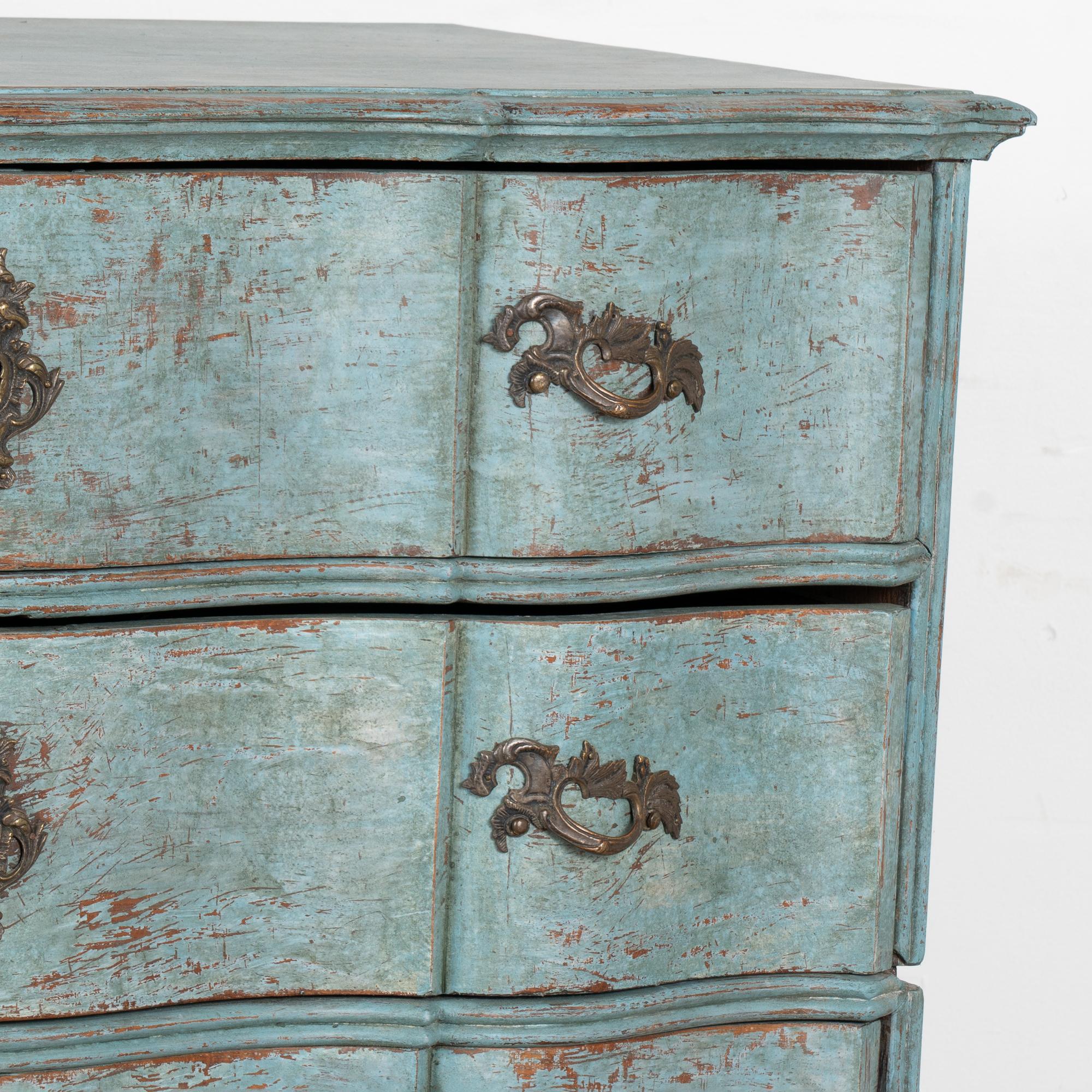XVIII secolo Grande cassettone rococò blu a quattro cassetti, Danimarca, 1750-1800 ca. in vendita