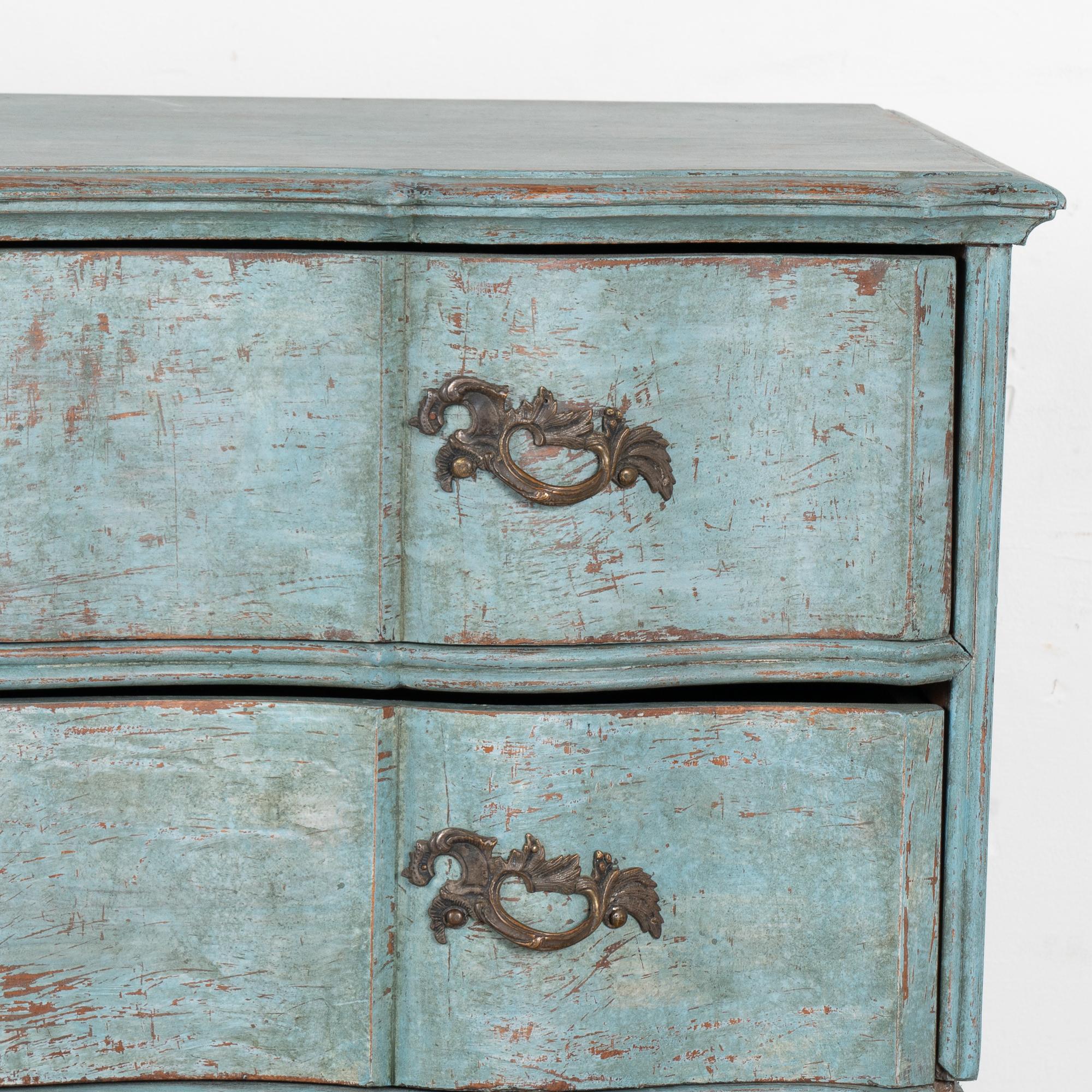 Ottone Grande cassettone rococò blu a quattro cassetti, Danimarca, 1750-1800 ca. in vendita
