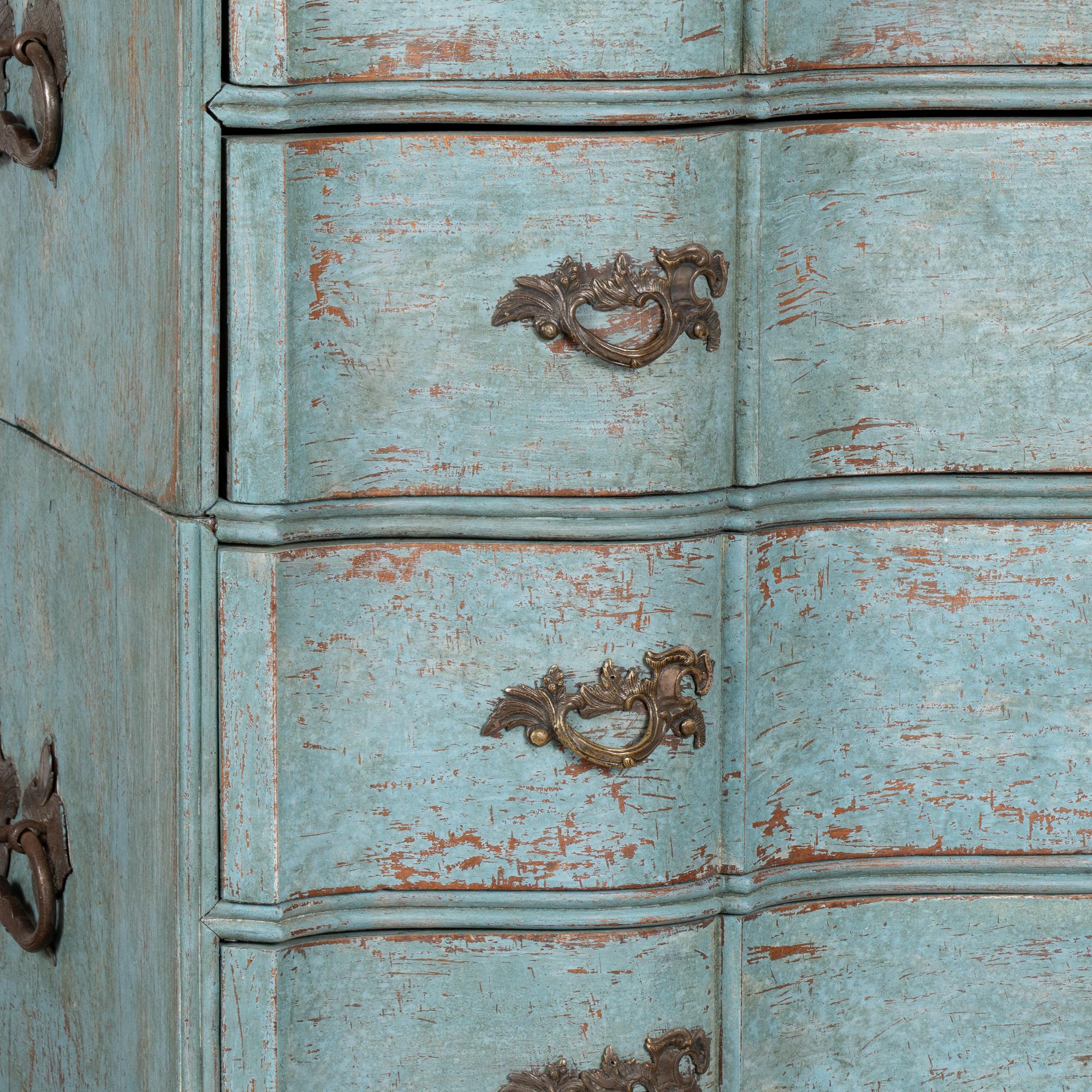 Grande cassettone rococò blu a quattro cassetti, Danimarca, 1750-1800 ca. in vendita 1