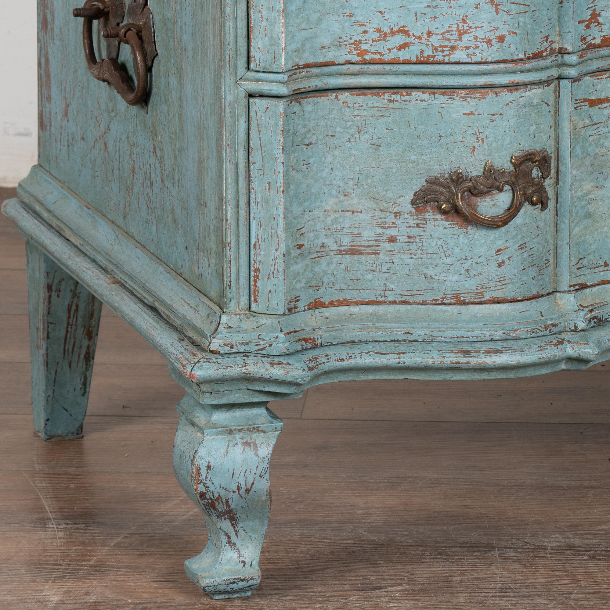 Grande cassettone rococò blu a quattro cassetti, Danimarca, 1750-1800 ca. in vendita 2
