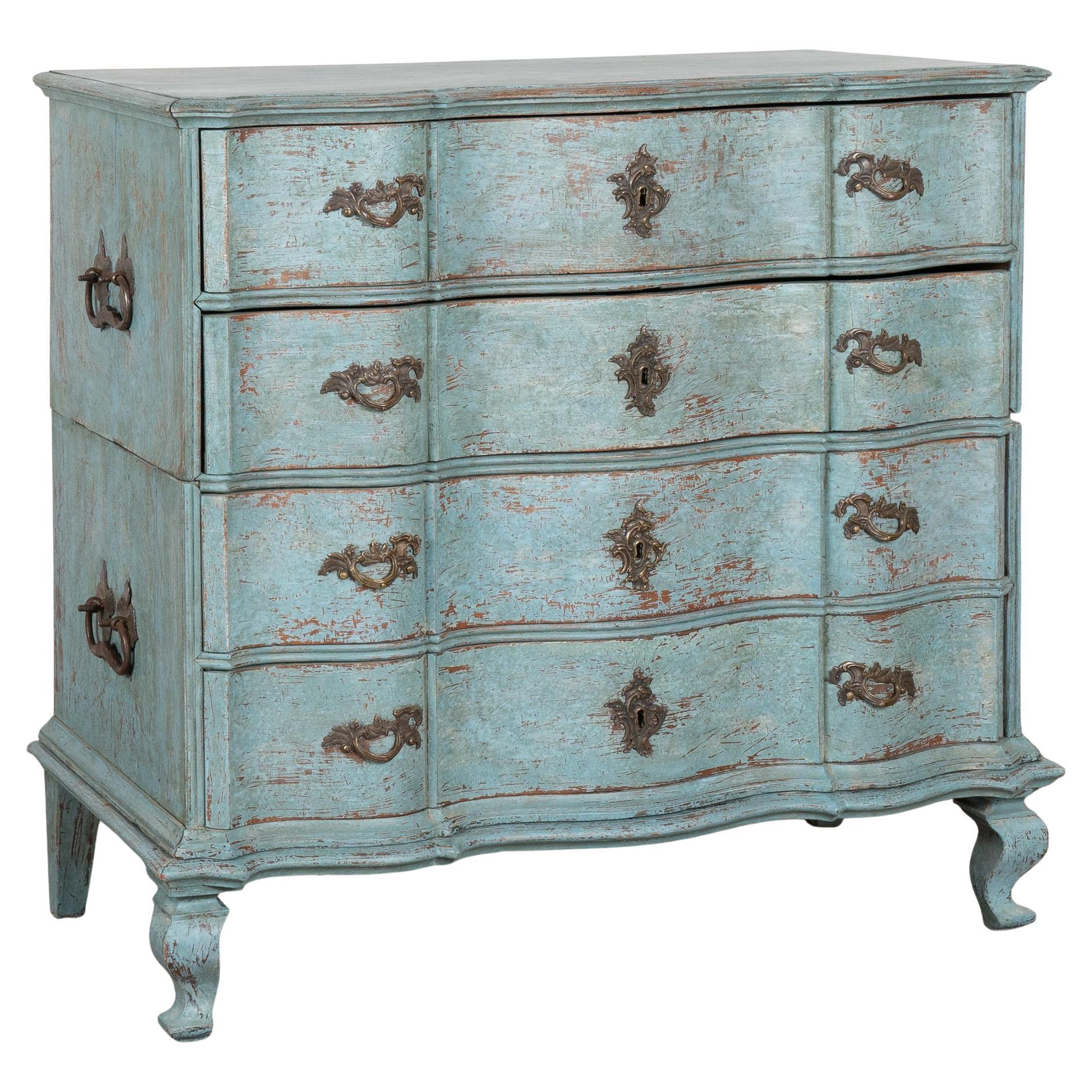 Grande commode à quatre tiroirs en chêne bleu rococo, Danemark vers 1750-1800