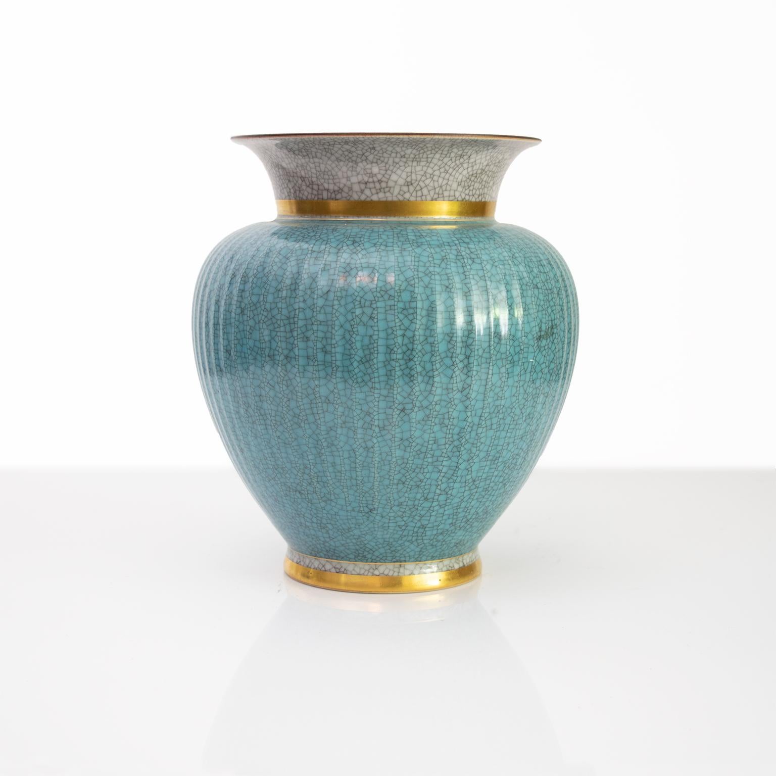Large Royal Copenhagen ceramic vase in blue and gray (craquelure) crackle glaze and detailed in gold. Made in Denmark, circa 1940s.

Measures: Height 9.5