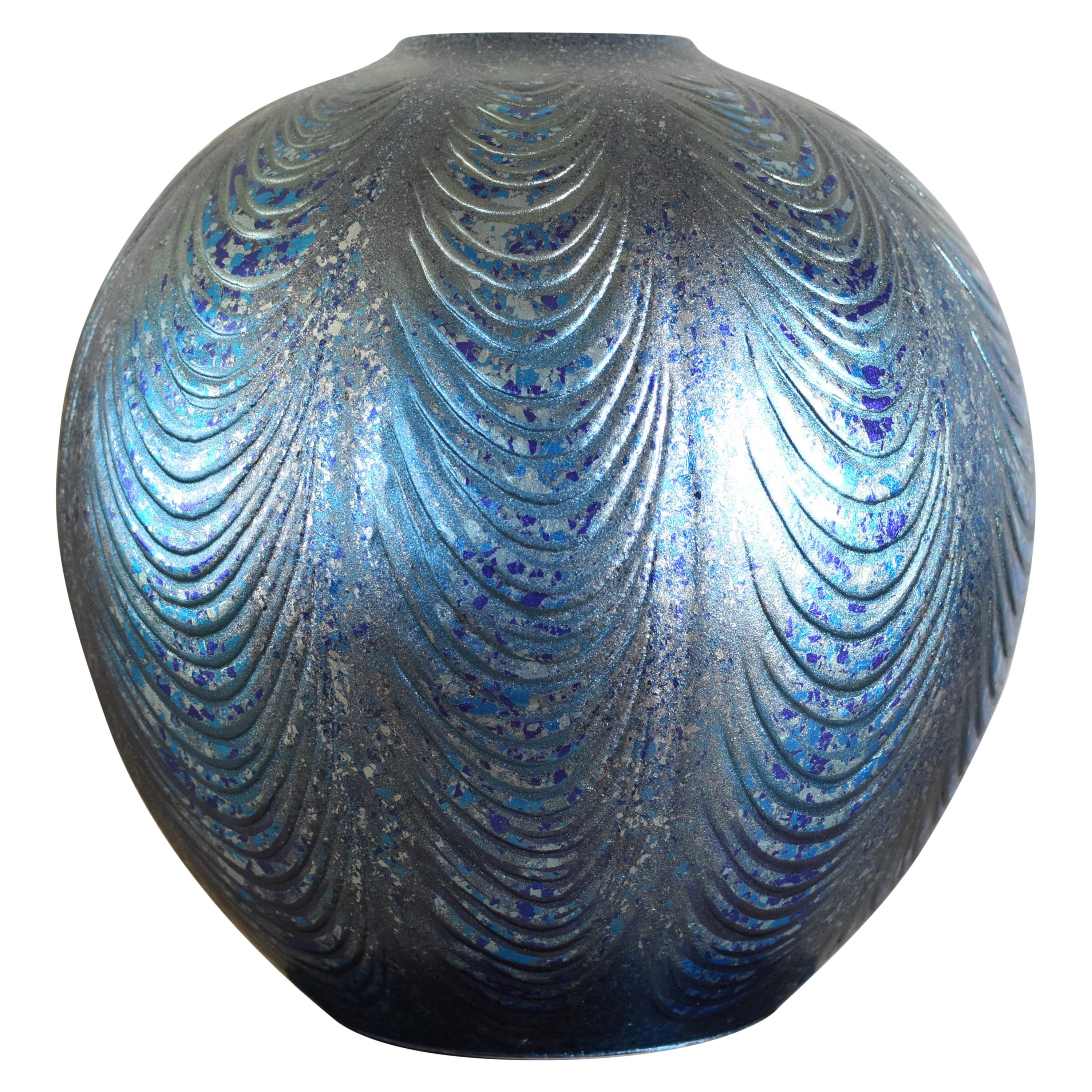 Grand vase en porcelaine bleu argenté par un maître artiste japonais contemporain