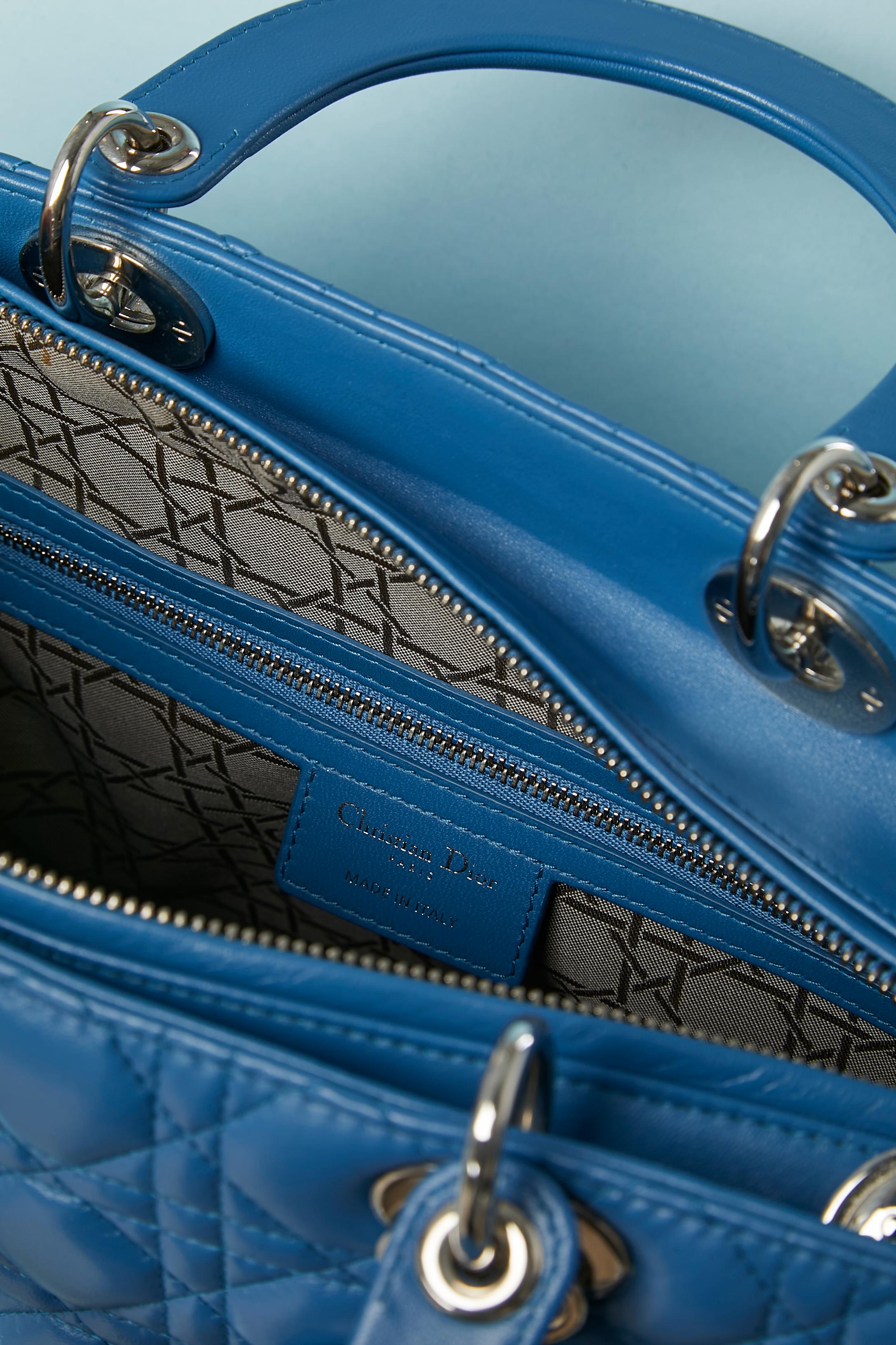 Grand sac Lady Dior en cuir bleu surpiqué, numéroté Christian Dior en vente 1