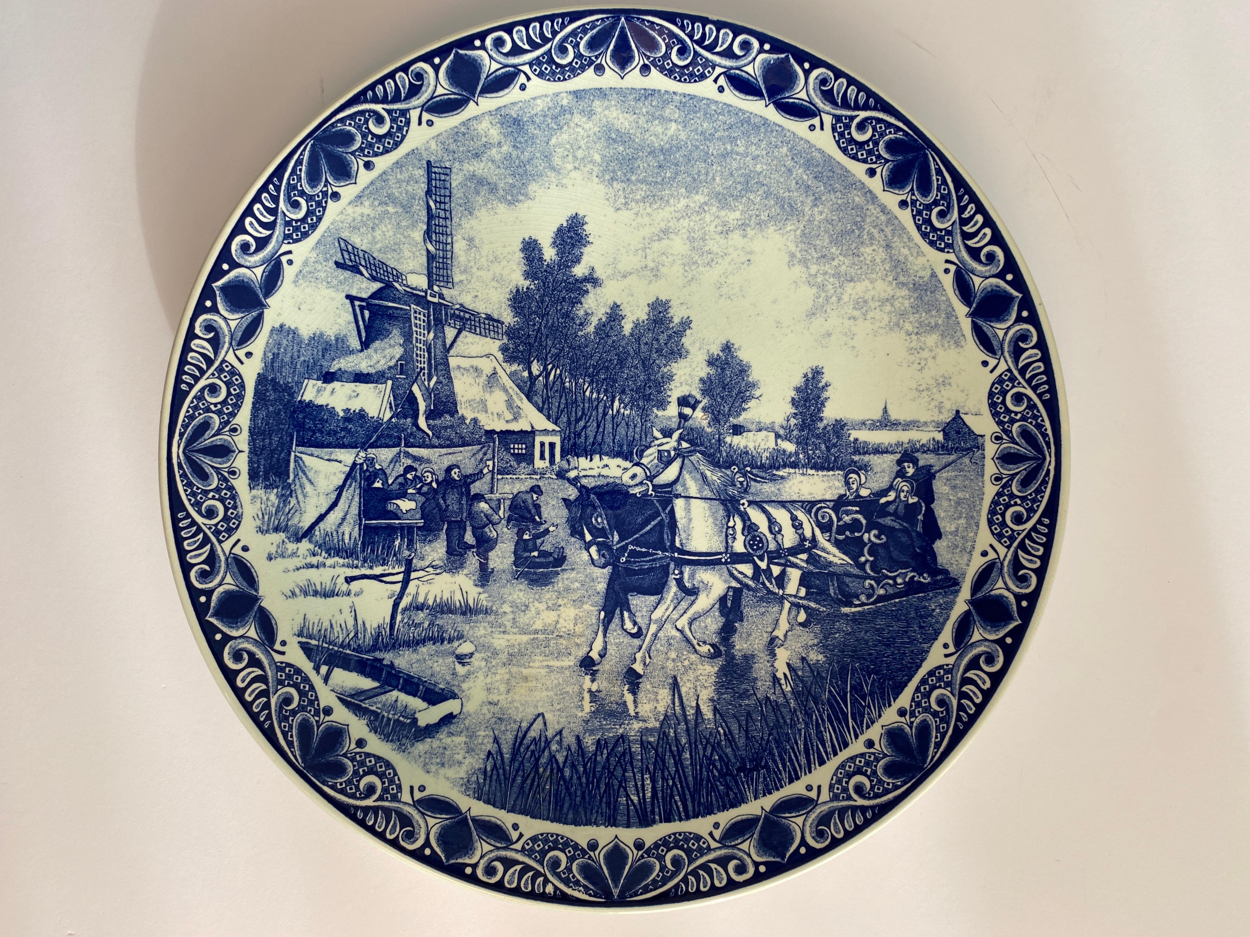 Niederländischer blau-weißer Delft-Porzellanteller oder -schale. 
Diese blau-weiße Wandtafel aus Delfter Porzellan zeigt eine niederländische Landschaft. 

Ein sehr dekorativer Teller oder eine Wandtafel aus Delfter Porzellan mit einer Familie auf