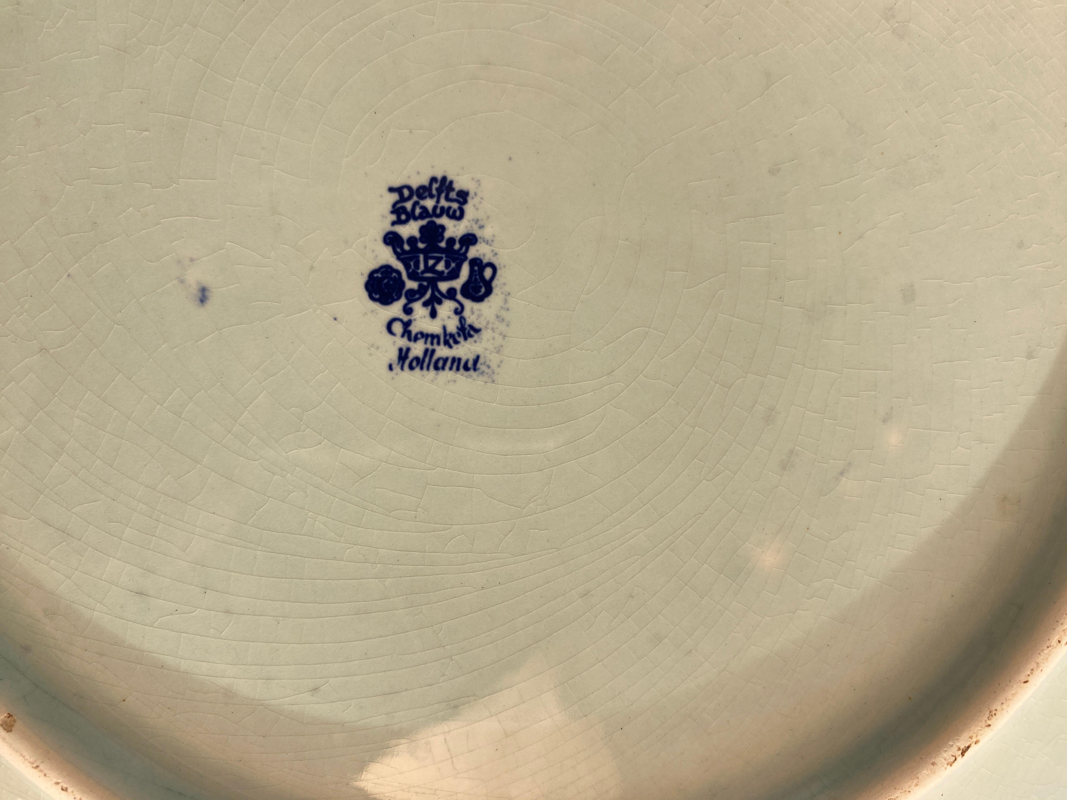 Großer blau-weißer Delft-Teller, holländisches Porzellan-Wandgeschirr oder Plakette (Volkskunst) im Angebot
