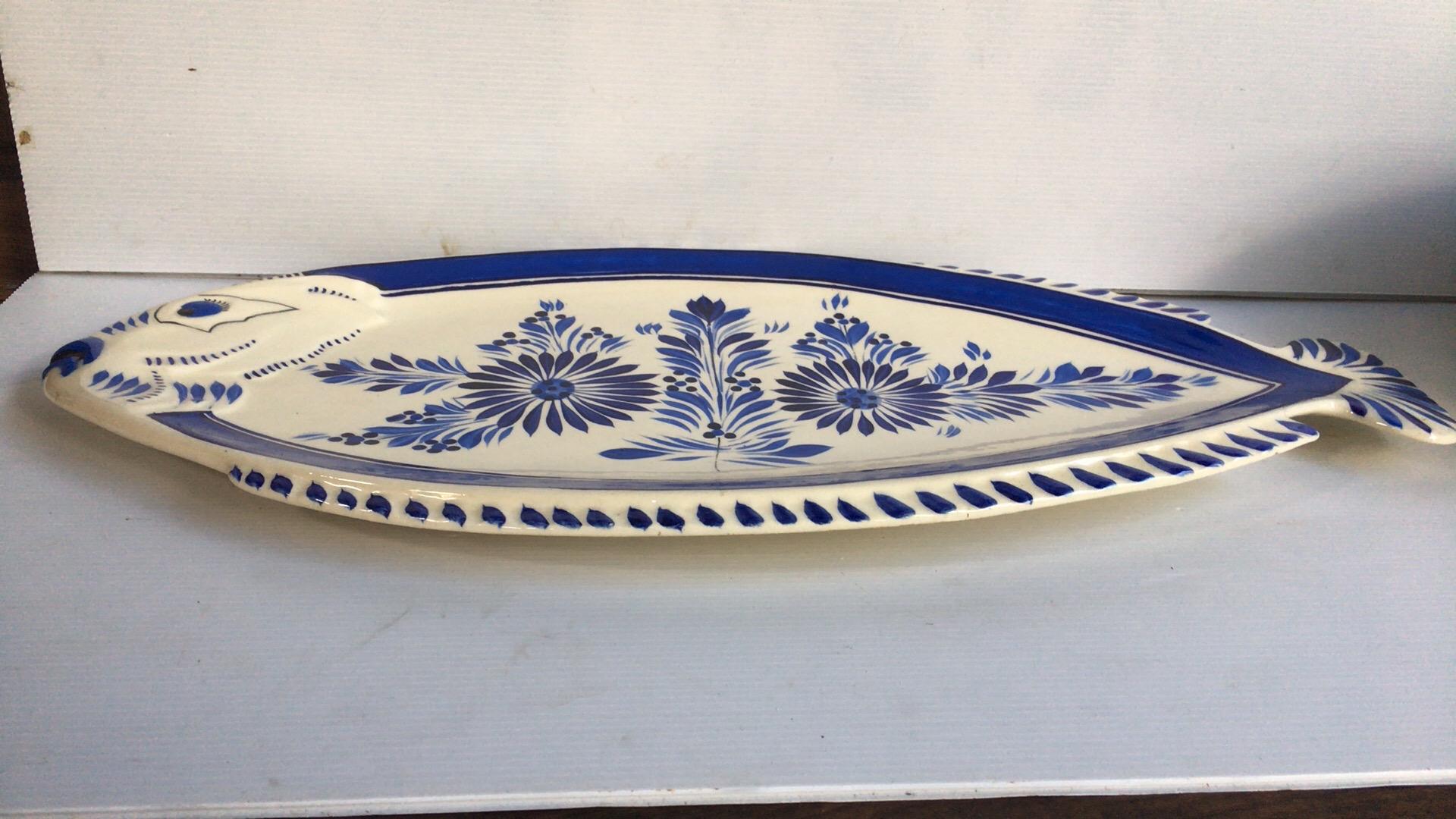 Large blue and white Faience fish platter Quimper, circa 1930.
Measures: Long 23