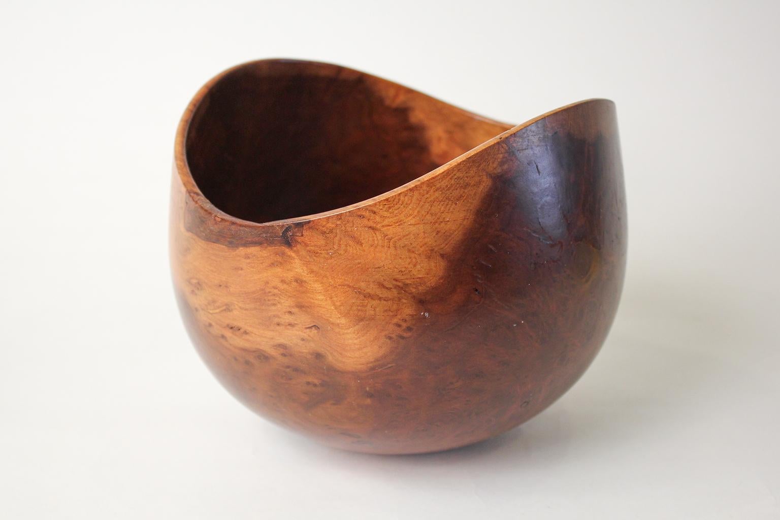 Excellent carved bowl by California design artist, Bob Stocksdale. Dates from 1987 and is signed on the bottom. Made from California redwood burl wood. Great design and form. In excellent shape. Measures 6 1/4