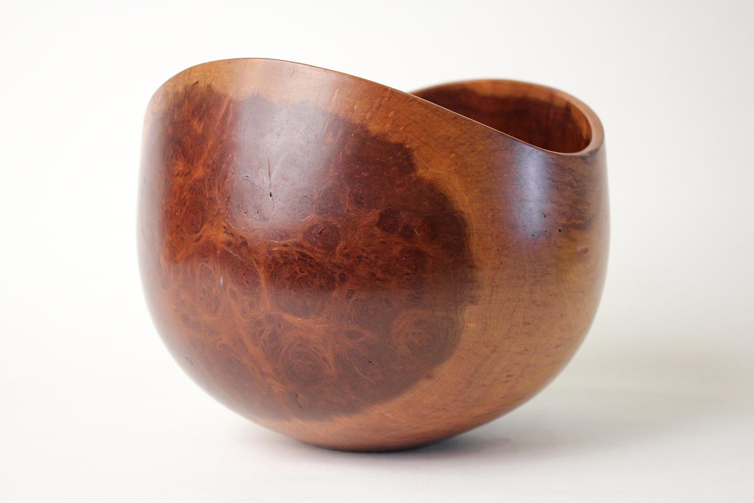 Large Bob Stocksdale Redwood Burl Freeform California Design Turned Art Bowl In Excellent Condition For Sale In San Diego, CA