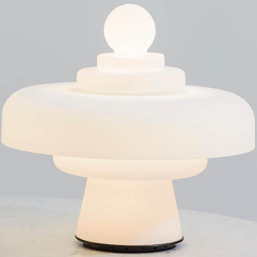 Large Bobo Piccoli 'Regina' table lamp in blown glass for Fontana Arte. 

Originally designed by Bobo Piccoli in 1968 and executed in satin blown glass with black painted metal frame.

Inspired by the game of chess with their sinuous shapes, 'Re'