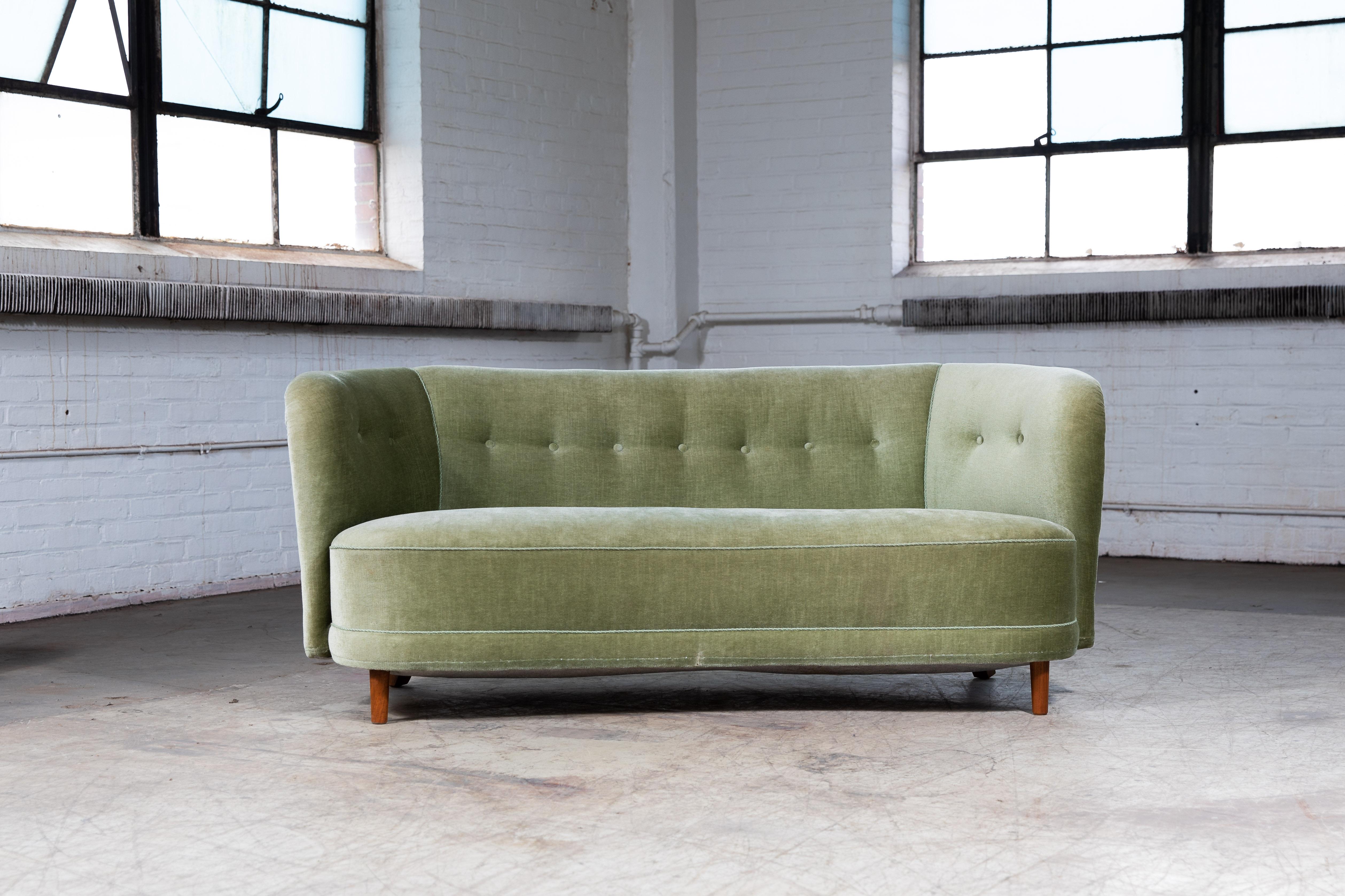 Beautiful and very elegant 1940s curved settee or sofa in green mohair fabric. The sofa has springs in the seat and the backrest and cushions are nice and firm and the sofa solid and sturdy. The mohair wool fabric is in good clean condition showing