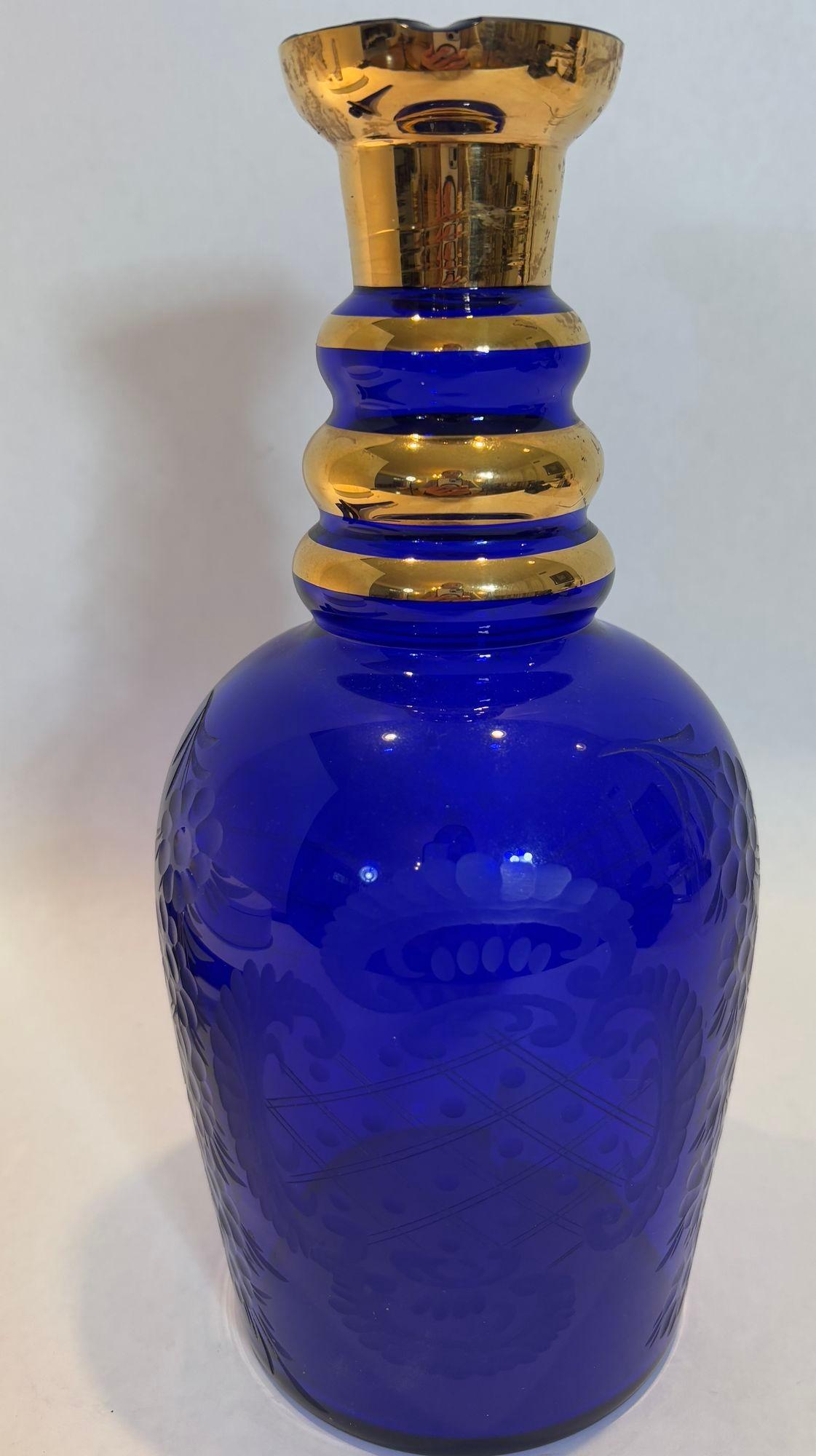 Gran decantador de vidrio artístico azul real esmaltado Bohemia en venta 2