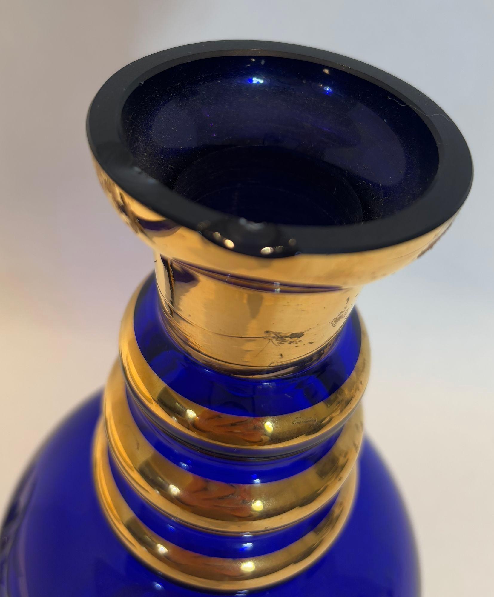 Gran decantador de vidrio artístico azul real esmaltado Bohemia en venta 3