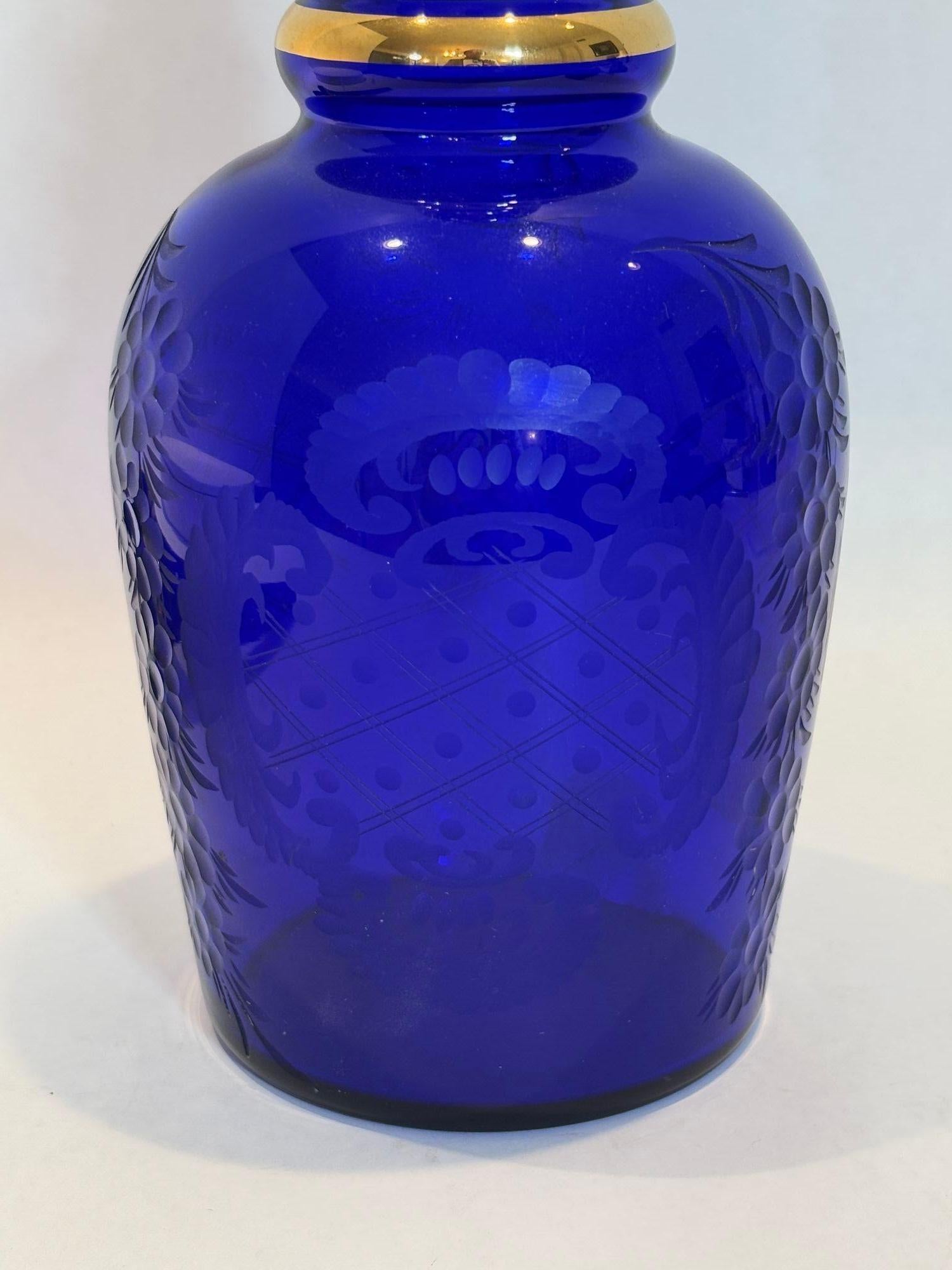 Gran decantador de vidrio artístico azul real esmaltado Bohemia en venta 4
