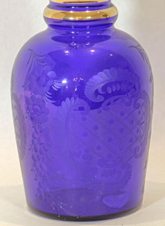 Grande carafe en verre d'art bleu royal émaillé de Bohemia