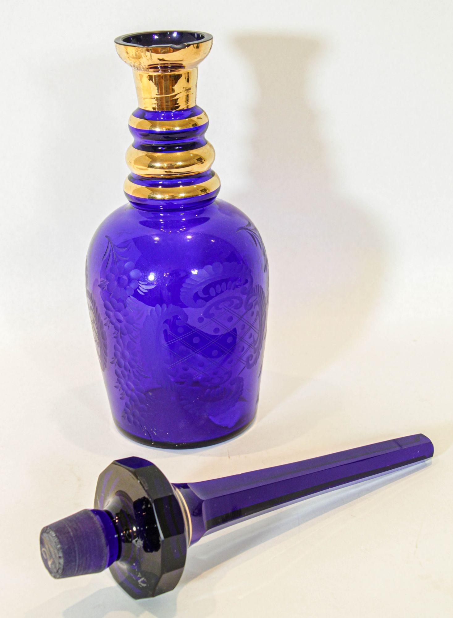 Gran decantador de vidrio artístico azul real esmaltado Bohemia Checo en venta