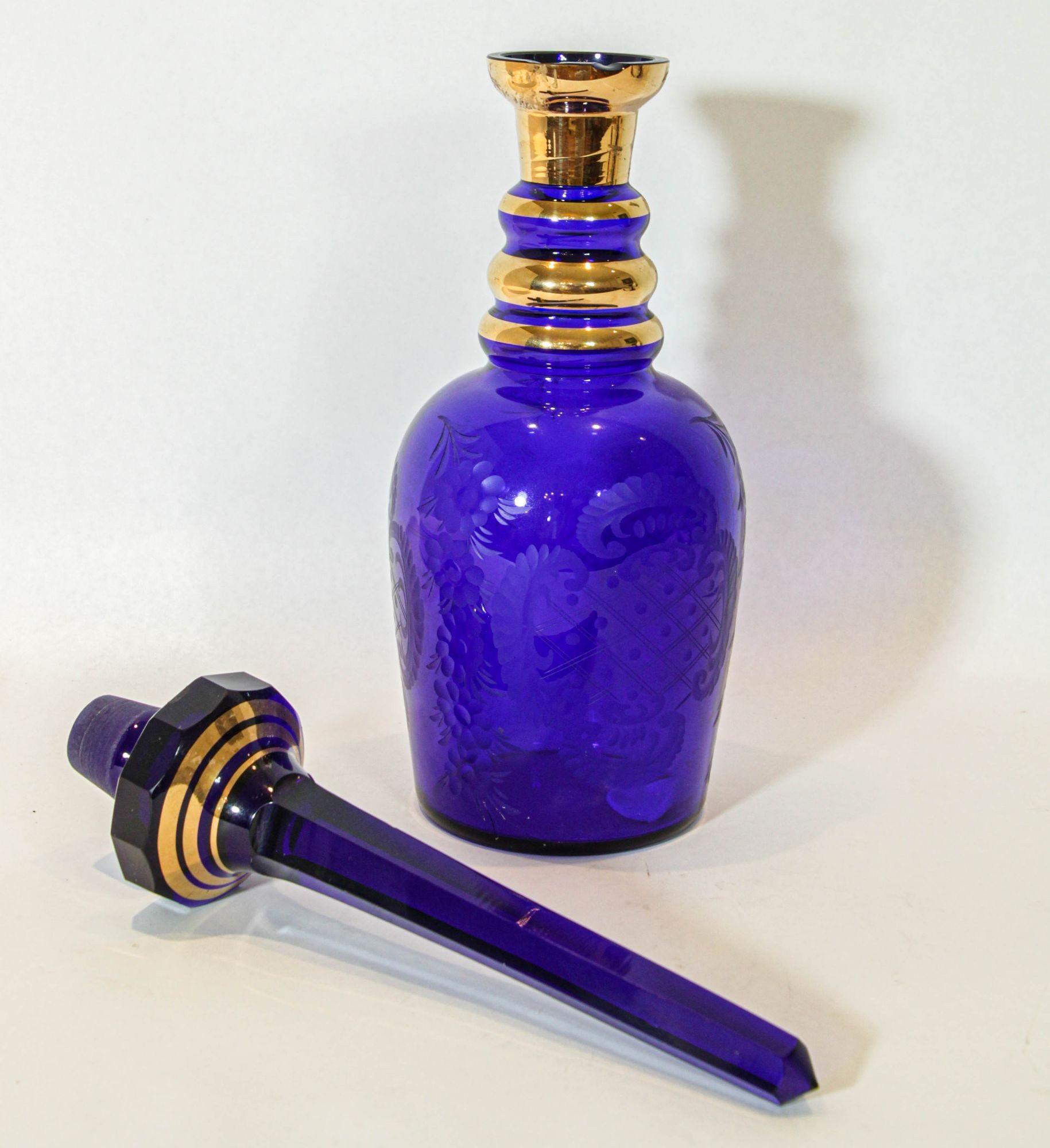 Gran decantador de vidrio artístico azul real esmaltado Bohemia en Bueno estado para la venta en North Hollywood, CA