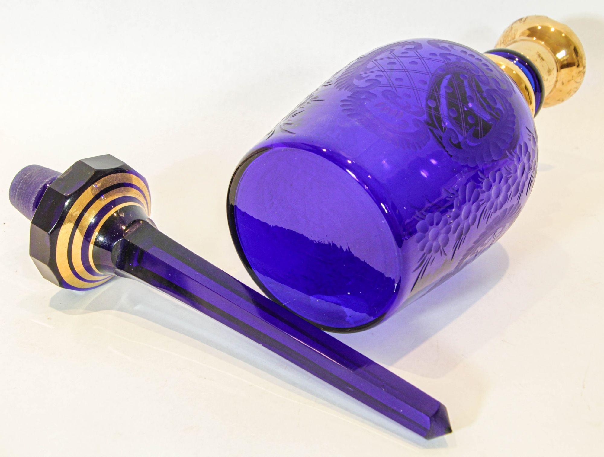 Gran decantador de vidrio artístico azul real esmaltado Bohemia Vidrio artístico en venta