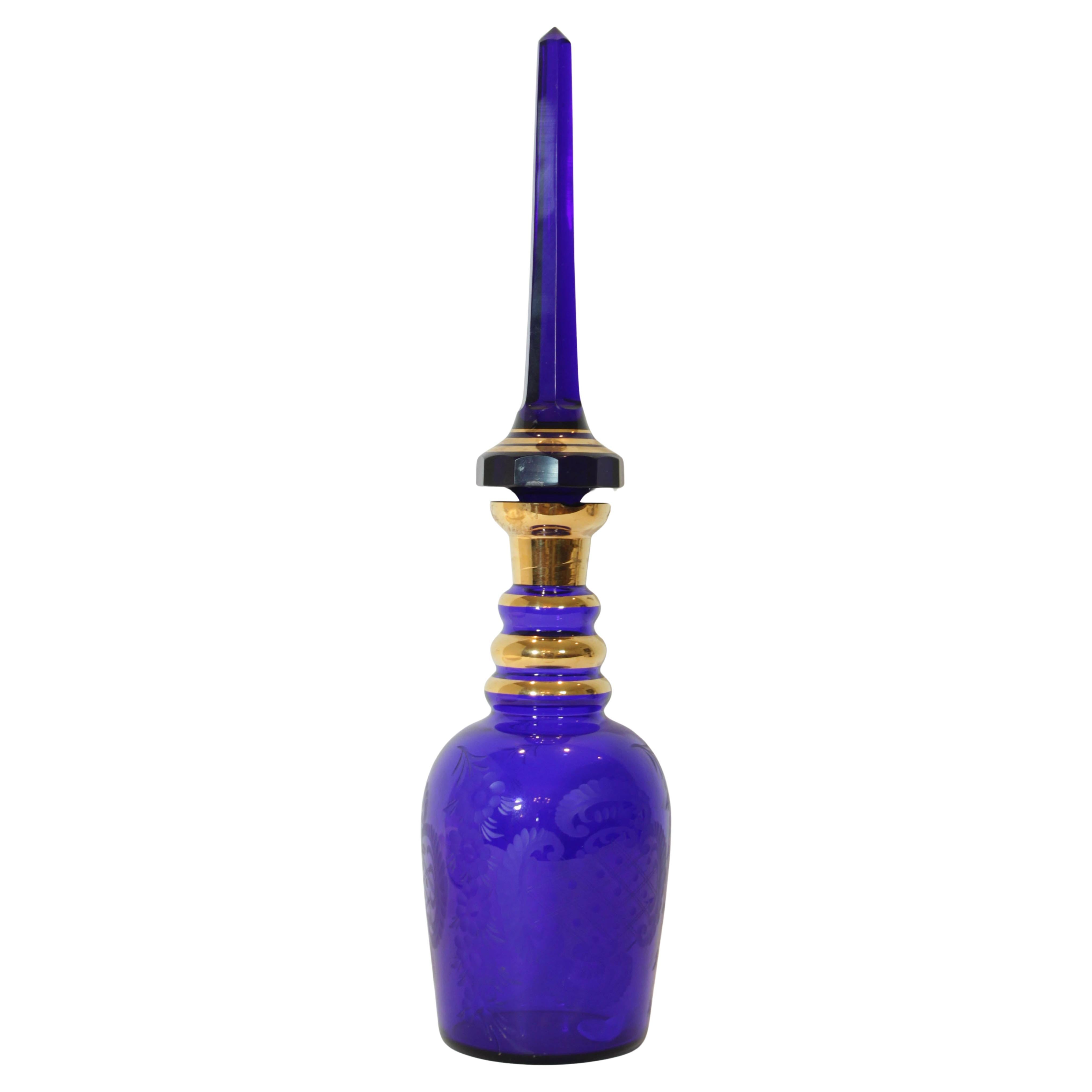 Gran decantador de vidrio artístico azul real esmaltado Bohemia en venta