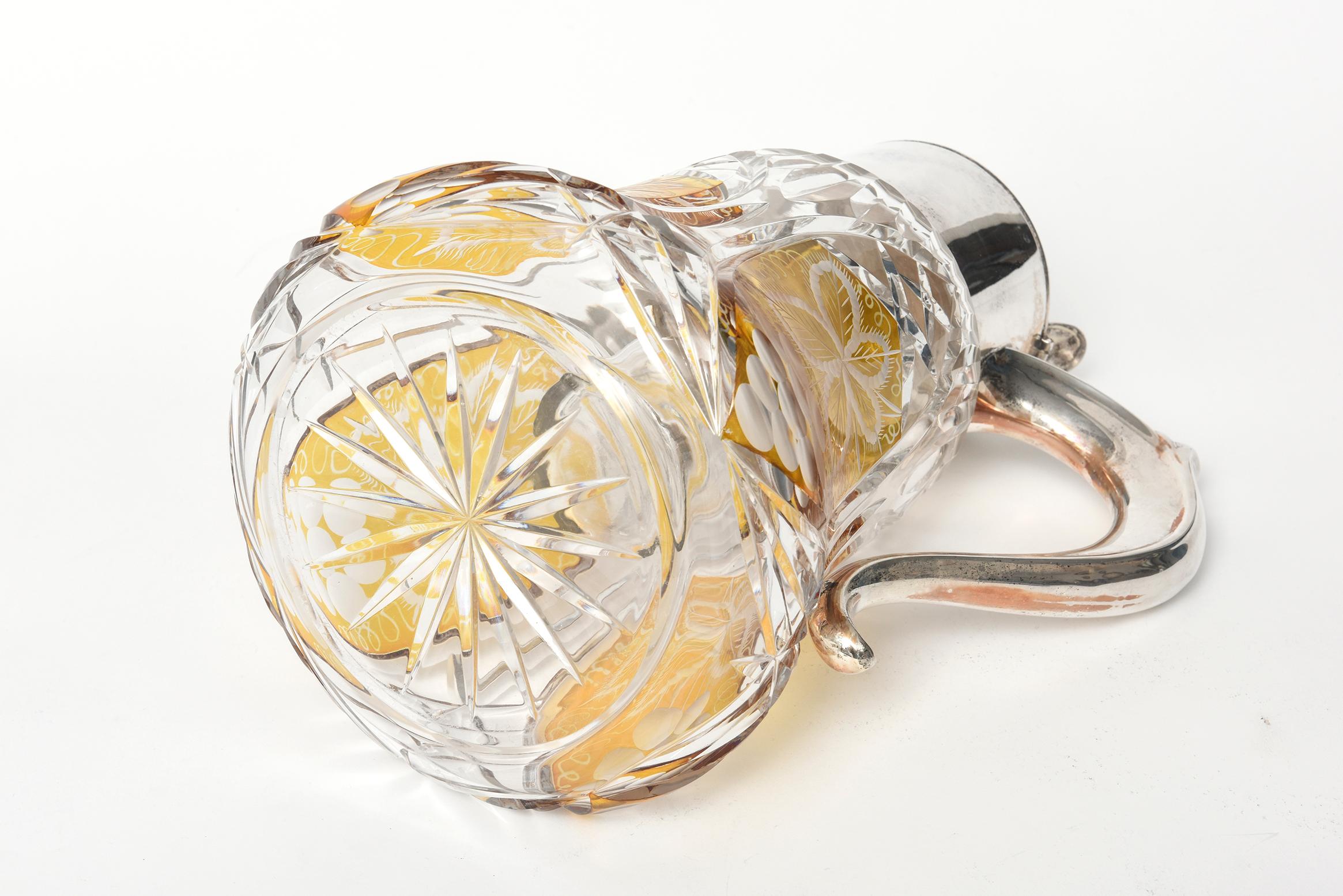Grand pichet en verre taillé à l'ambre de Bohème, avec feuilles et raisins taillés, cruche Claret en vente 6