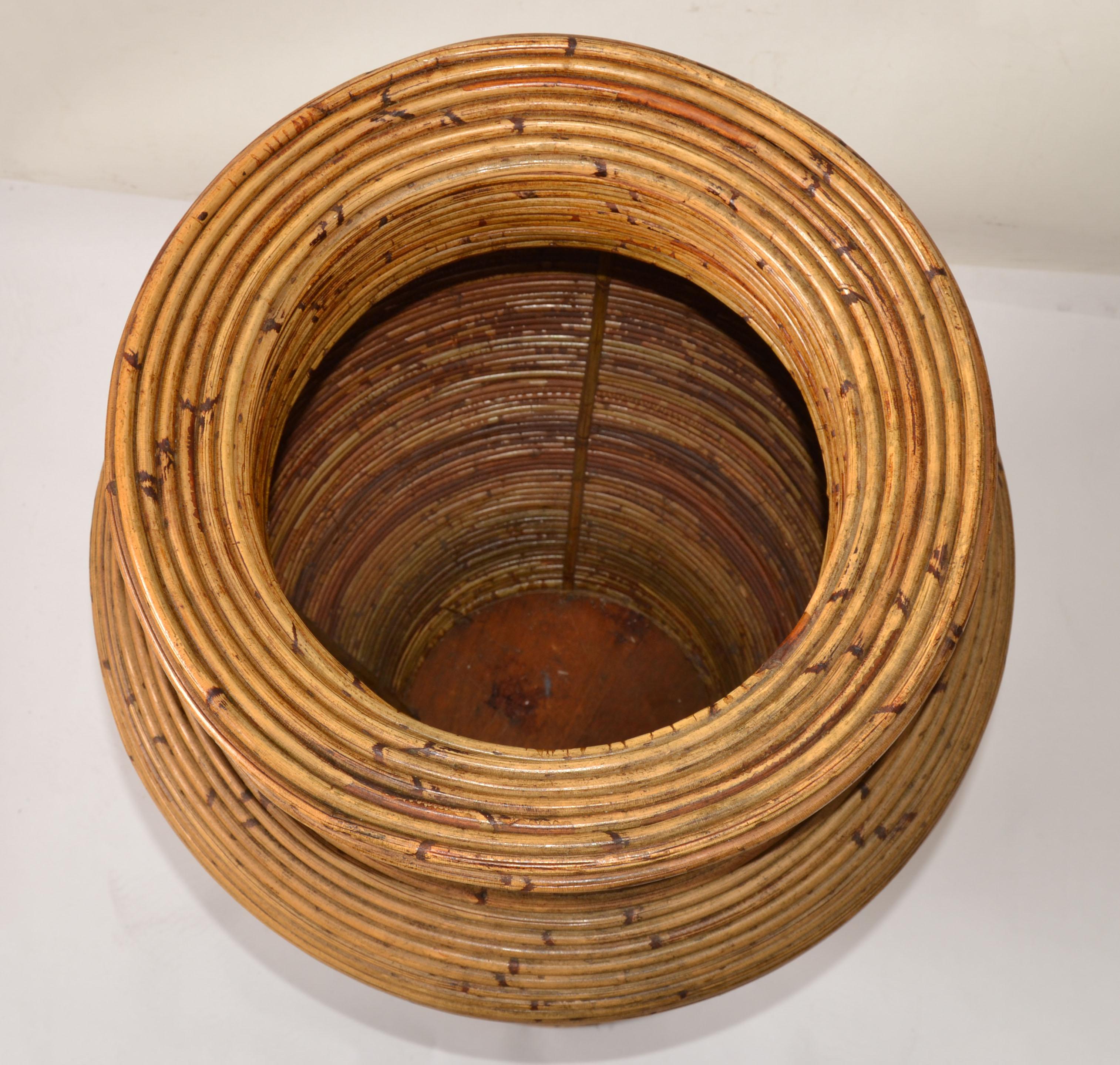 Grande vaso da terra a forma di cono di canna di bambù marrone bohémien realizzato a mano anni '70 in vendita 2