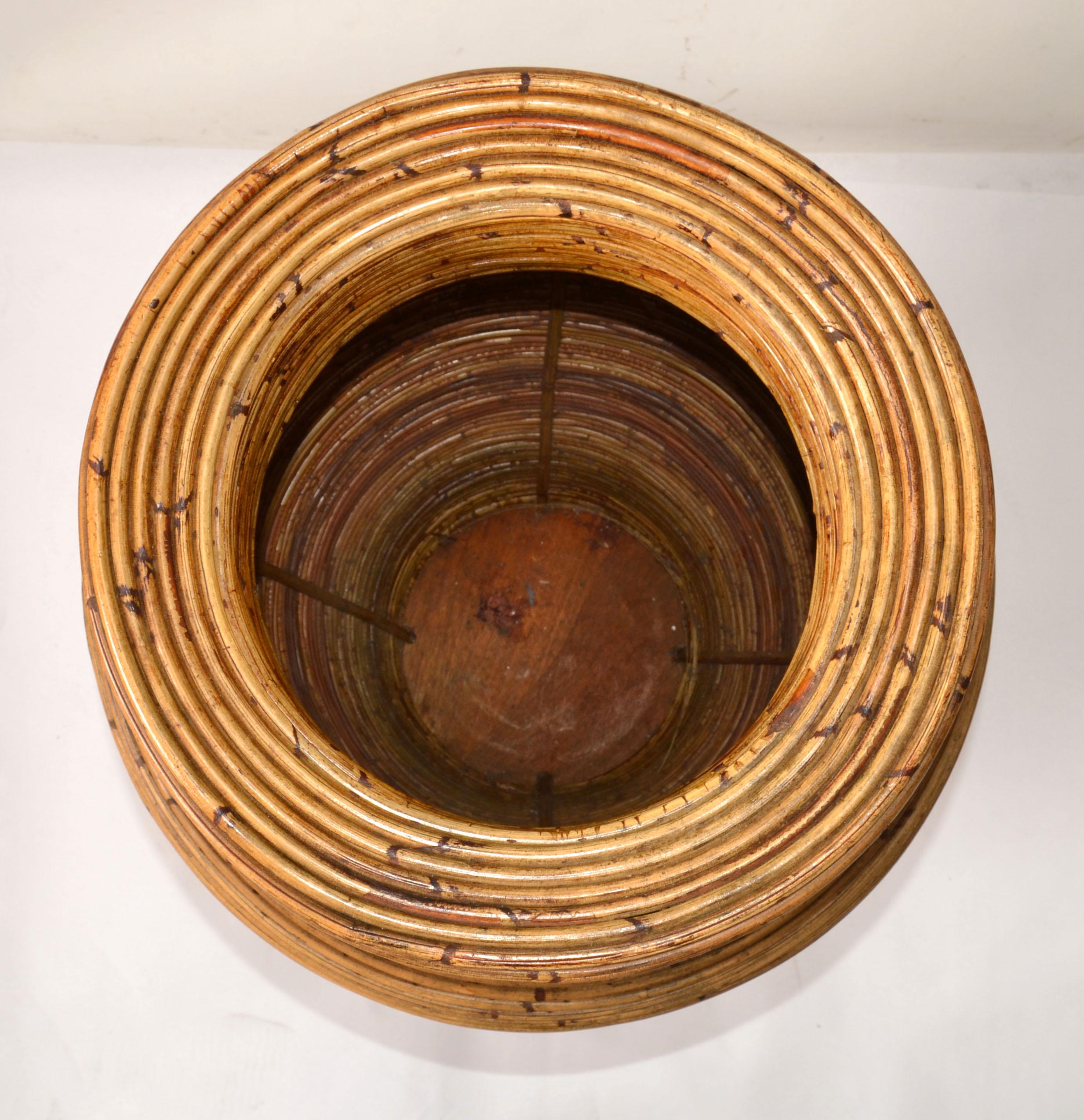 Grande vaso da terra a forma di cono di canna di bambù marrone bohémien realizzato a mano anni '70 in vendita 3