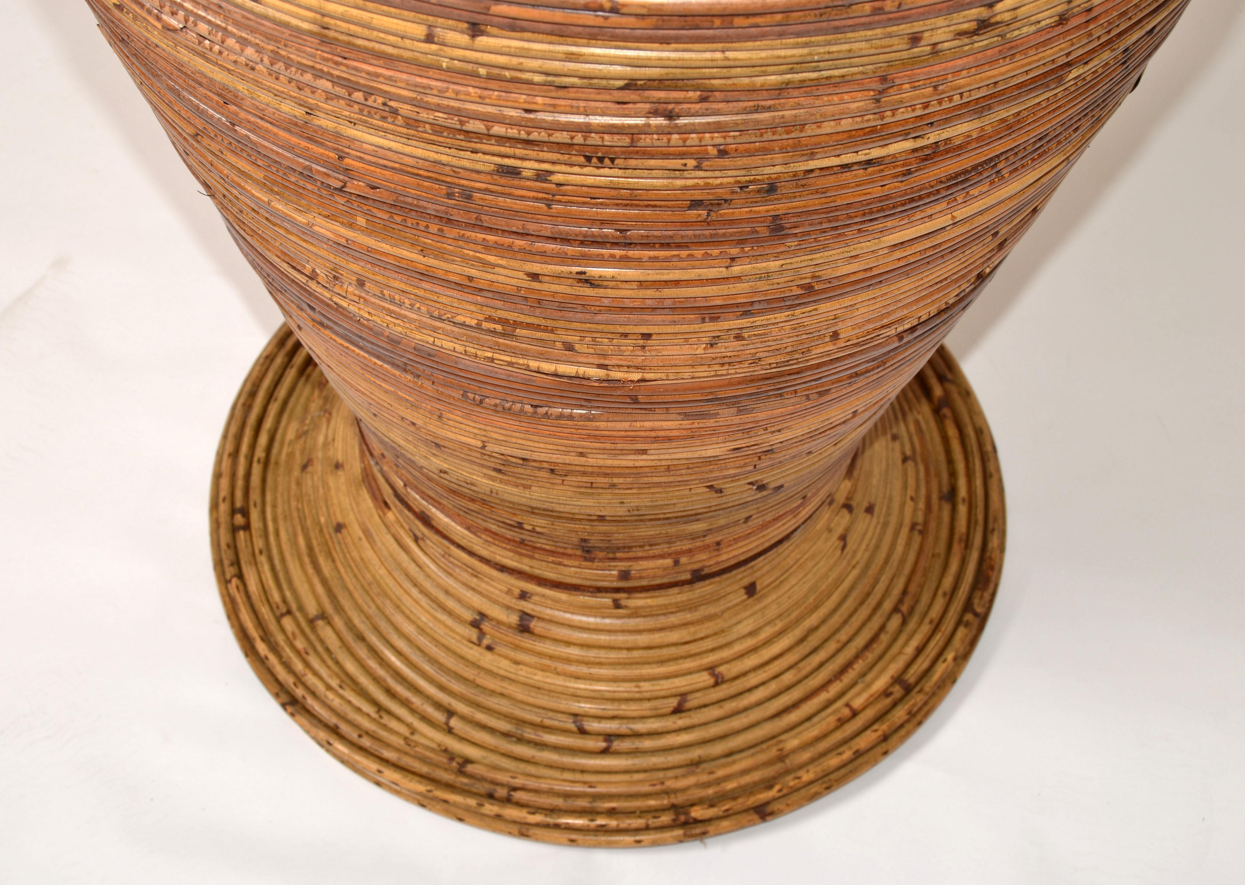 Grande vaso da terra a forma di cono di canna di bambù marrone bohémien realizzato a mano anni '70 in vendita 4