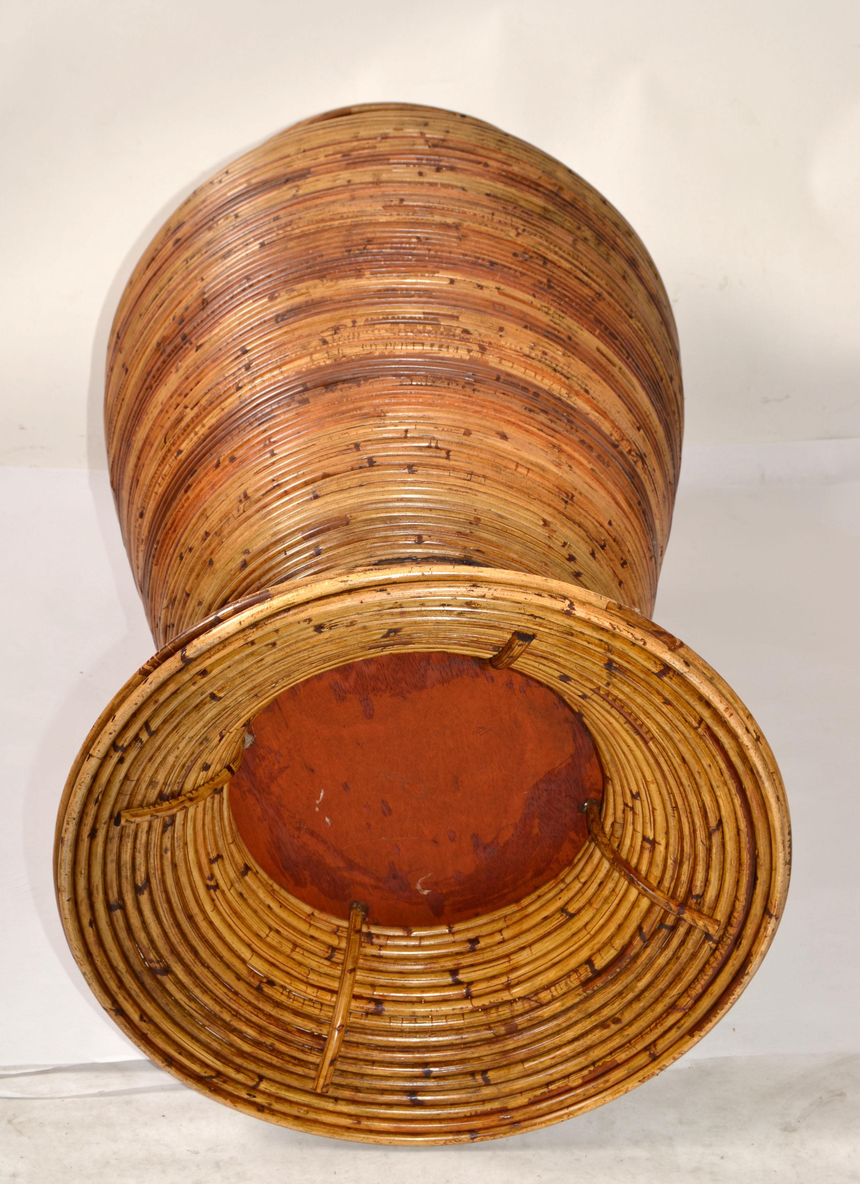 Grande vaso da terra a forma di cono di canna di bambù marrone bohémien realizzato a mano anni '70 in vendita 6