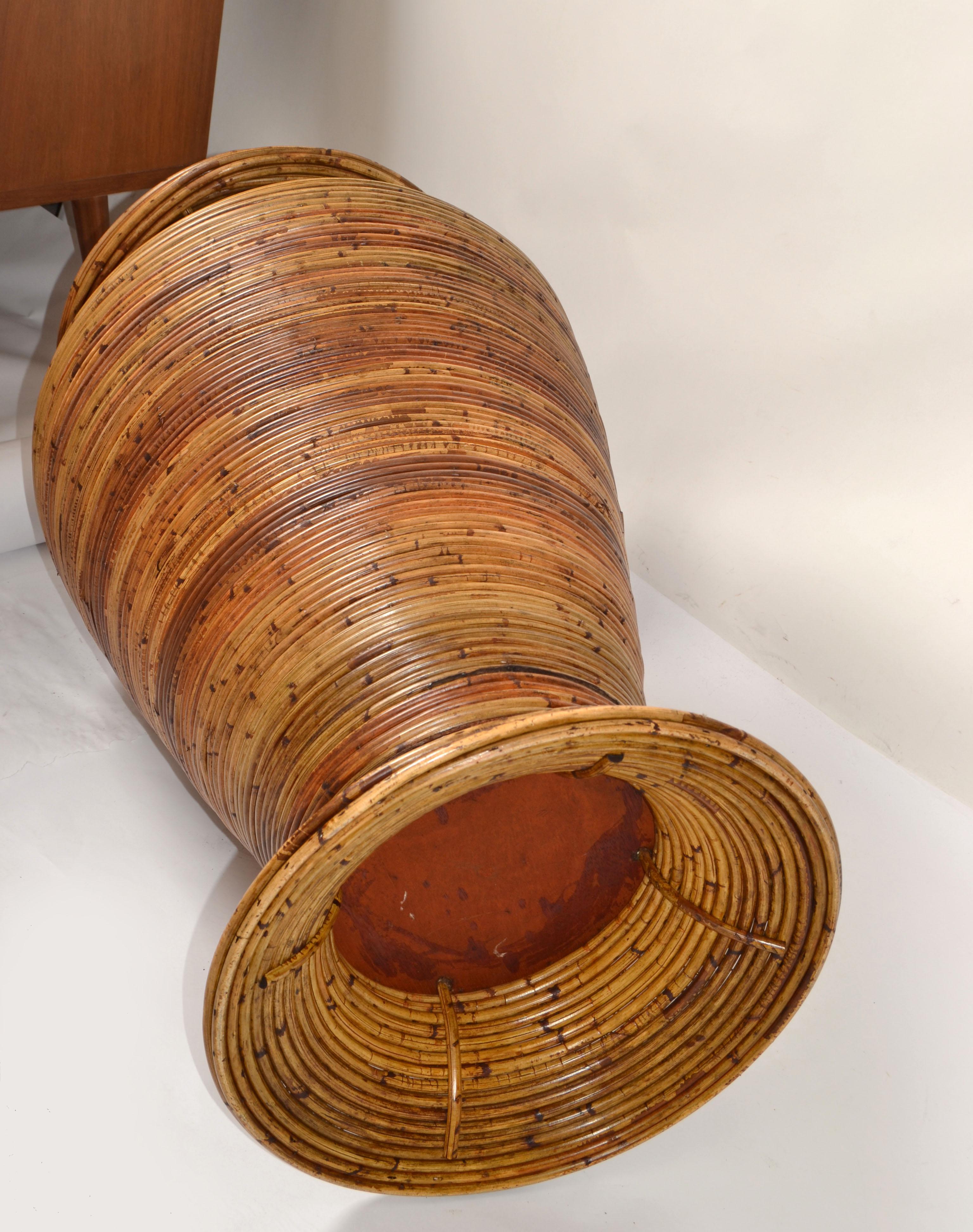 Grande vaso da terra a forma di cono di canna di bambù marrone bohémien realizzato a mano anni '70 in vendita 7