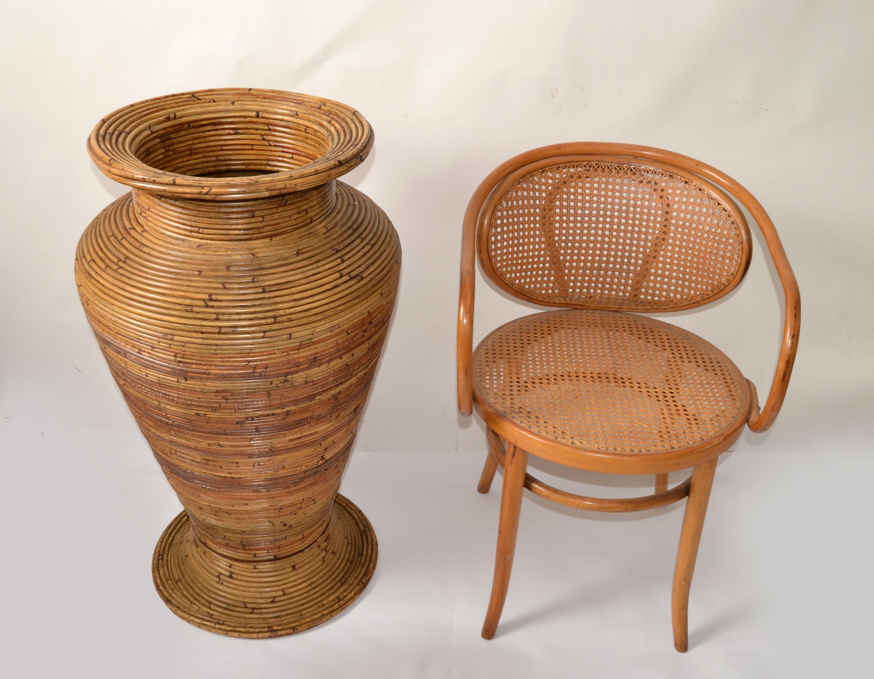 Grande vaso da terra a forma di cono di canna di bambù marrone bohémien realizzato a mano anni '70 in vendita 8