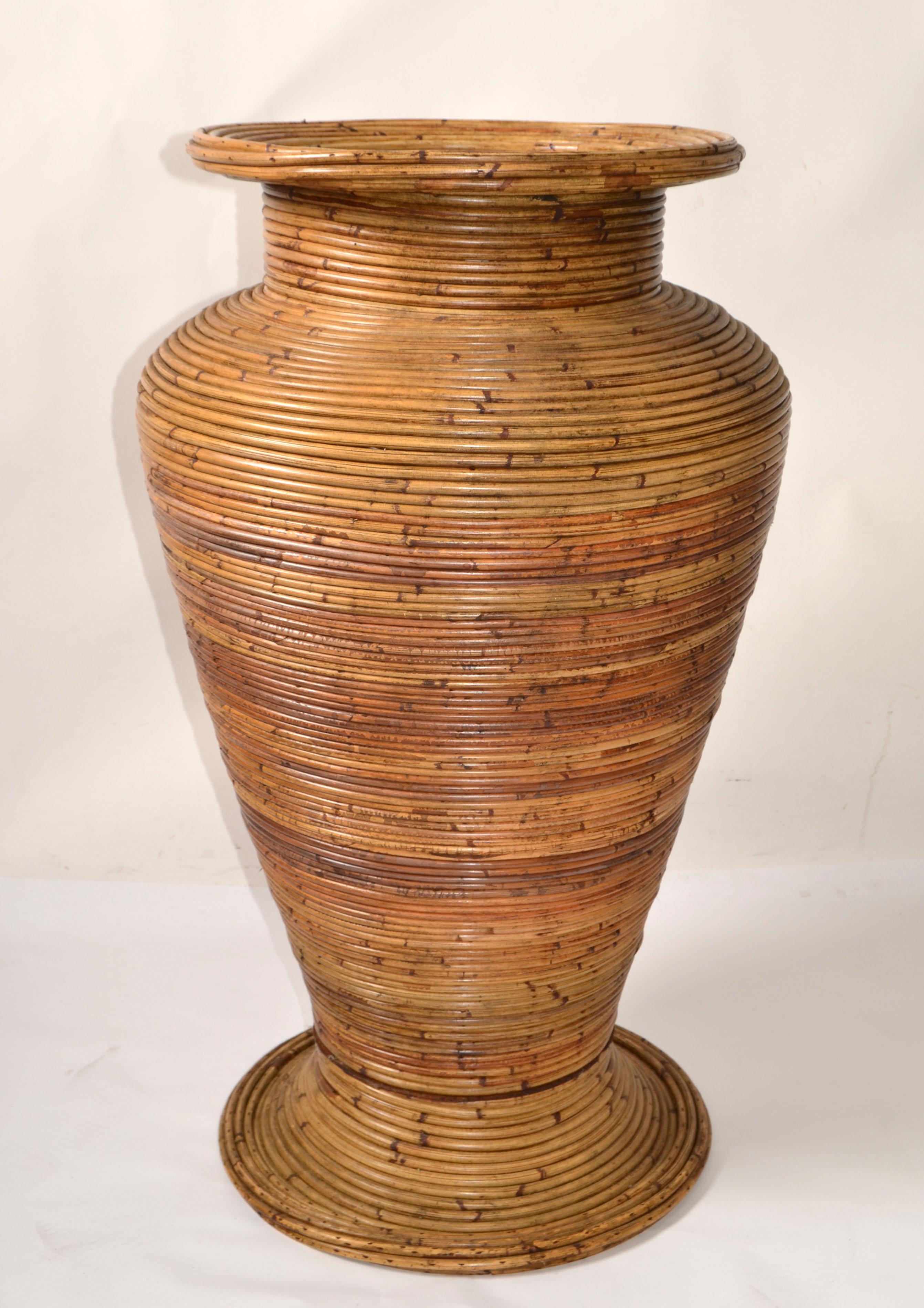 Grande vaso da terra a forma di cono di canna di bambù marrone bohémien realizzato a mano anni '70 in vendita 9