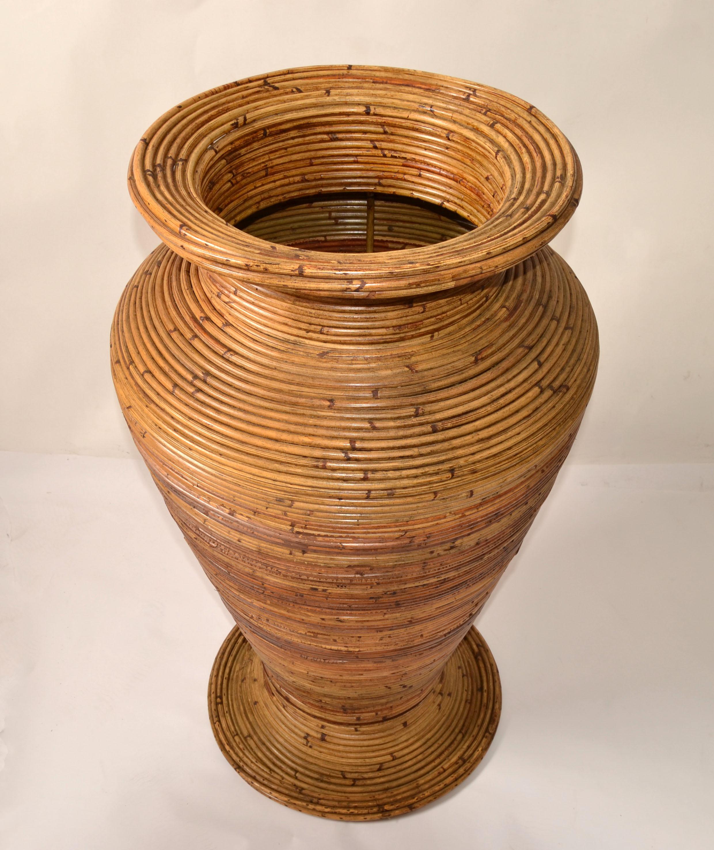 Vaso da terra alto e boho chic in canna, canna e bambù a forma di cono, realizzato a mano.
Un'ottima aggiunta in stile Mid-Century Modern per la tua veranda tropicale.
L'apertura misura: Diametro 11 pollici.
Diametro superiore: 16,75