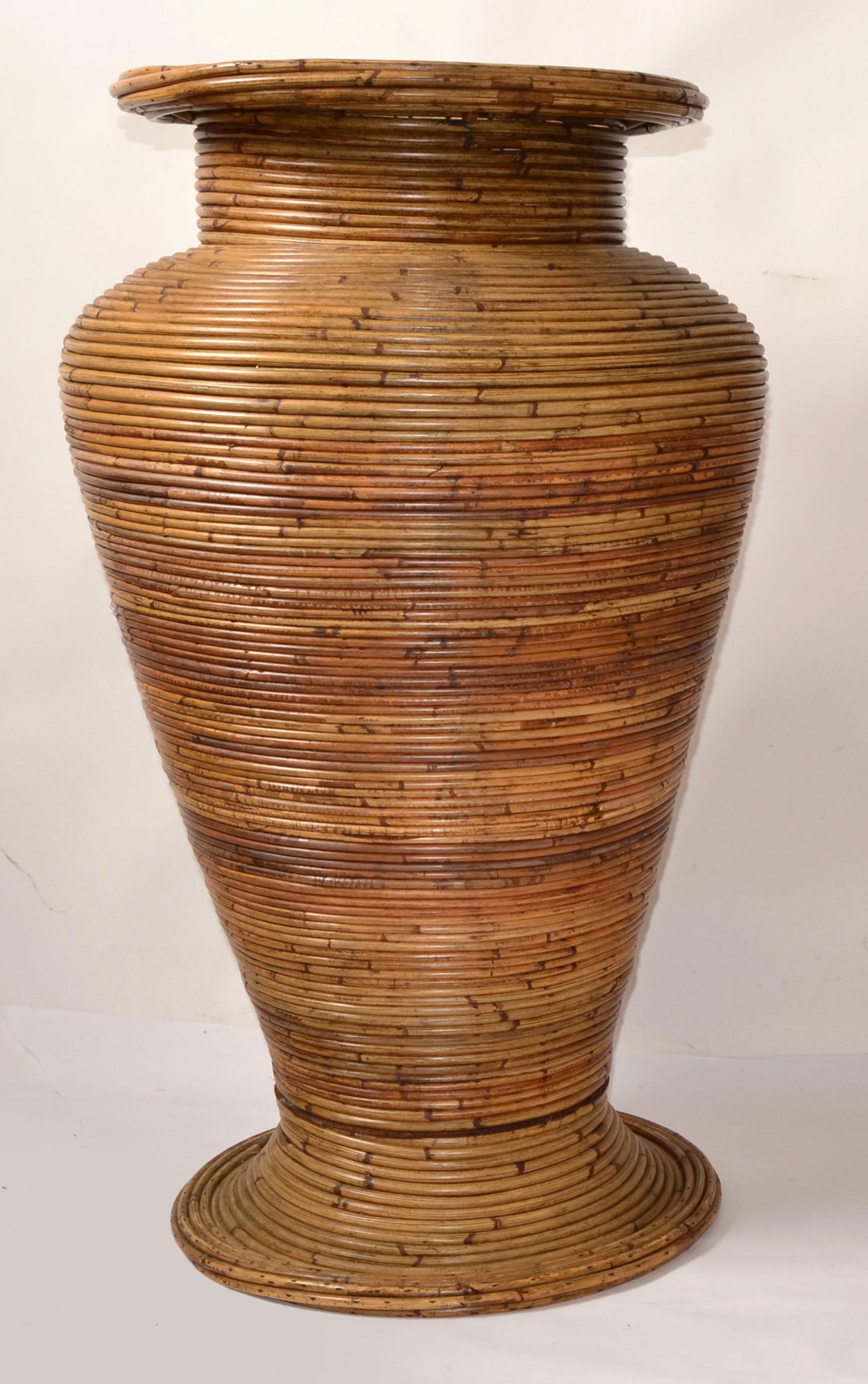 Bohémien Grande vaso da terra a forma di cono di canna di bambù marrone bohémien realizzato a mano anni '70 in vendita