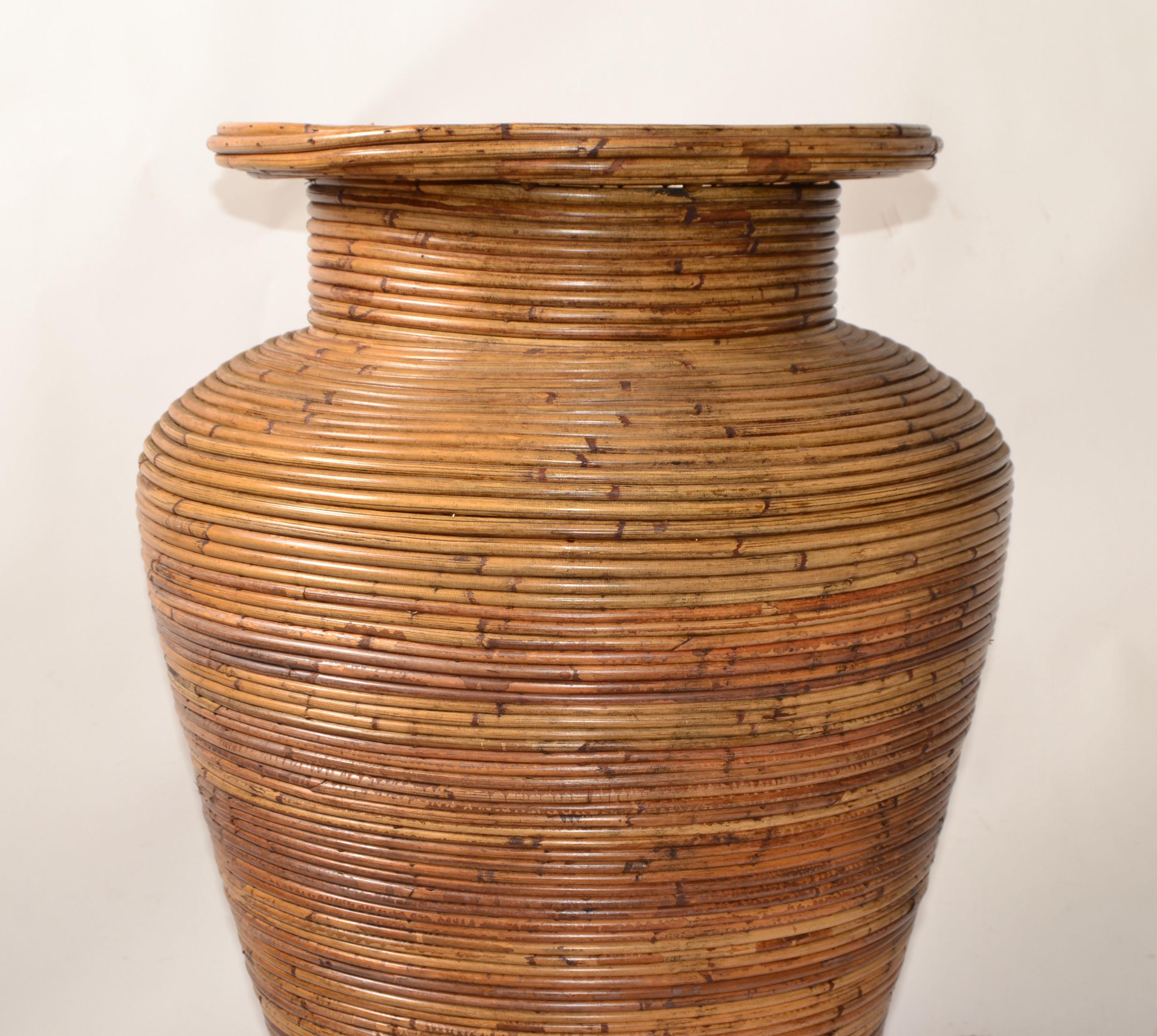 Americano Grande vaso da terra a forma di cono di canna di bambù marrone bohémien realizzato a mano anni '70 in vendita