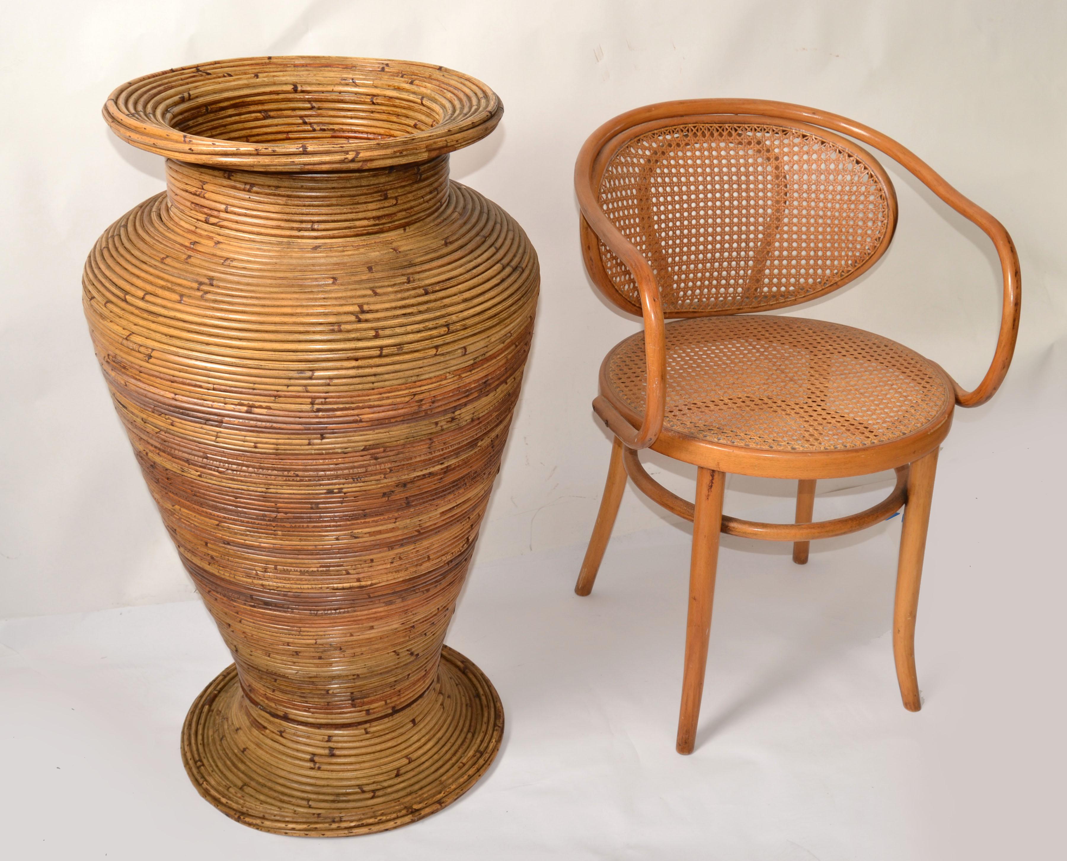 Fatto a mano Grande vaso da terra a forma di cono di canna di bambù marrone bohémien realizzato a mano anni '70 in vendita