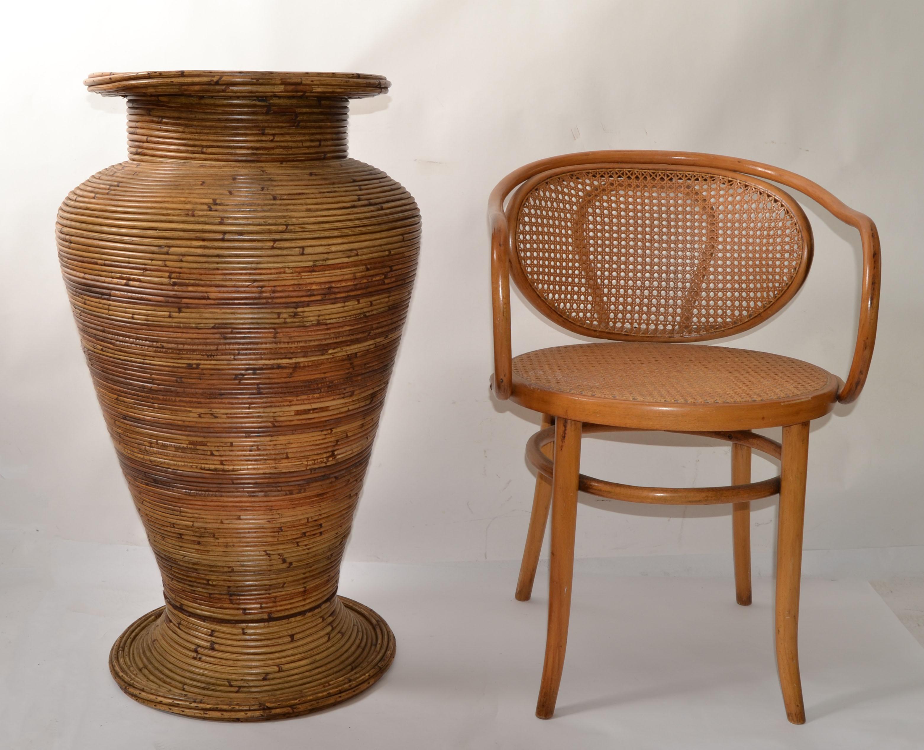Grande vaso da terra a forma di cono di canna di bambù marrone bohémien realizzato a mano anni '70 In condizioni buone in vendita a Miami, FL