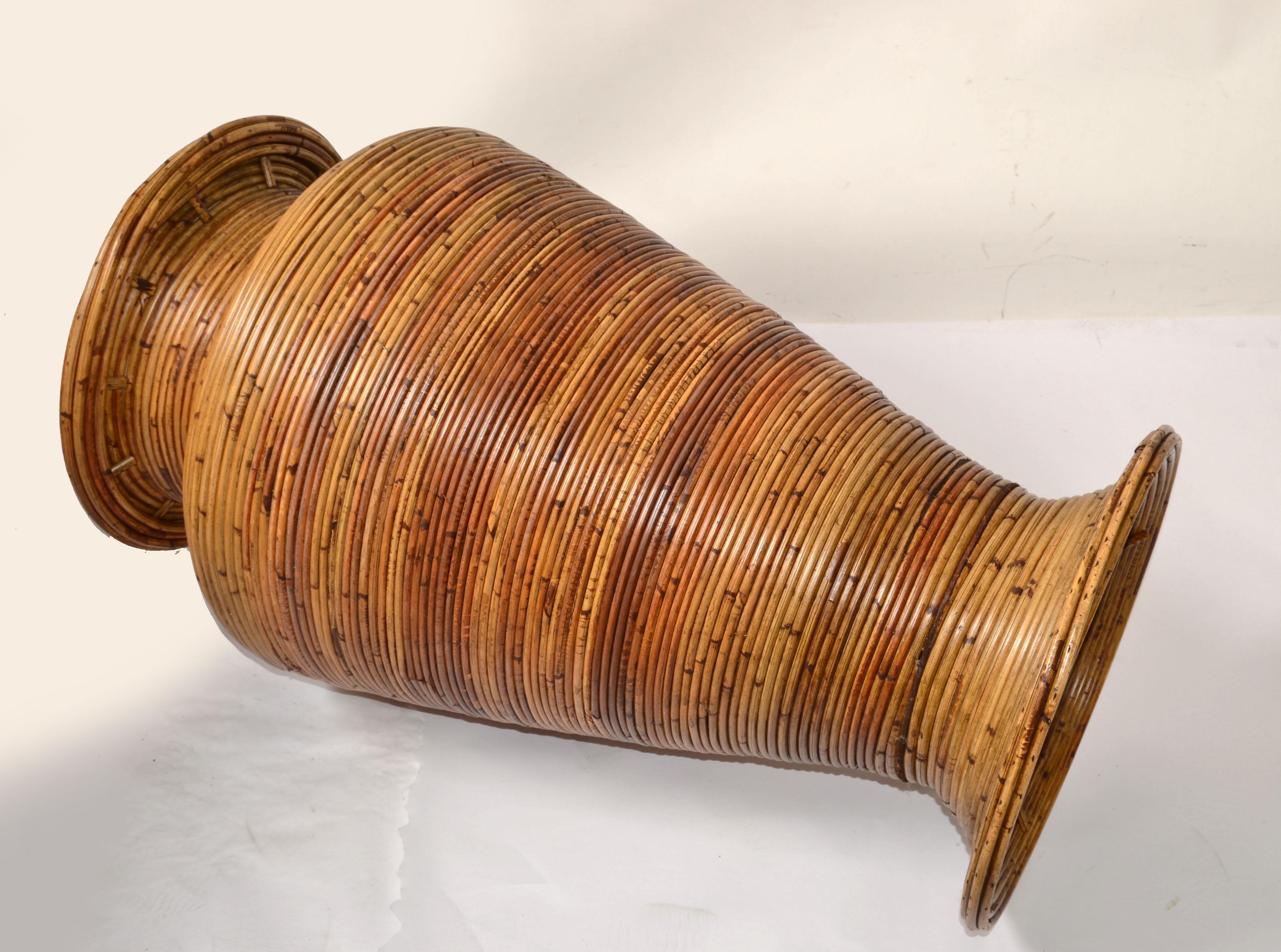 XX secolo Grande vaso da terra a forma di cono di canna di bambù marrone bohémien realizzato a mano anni '70 in vendita