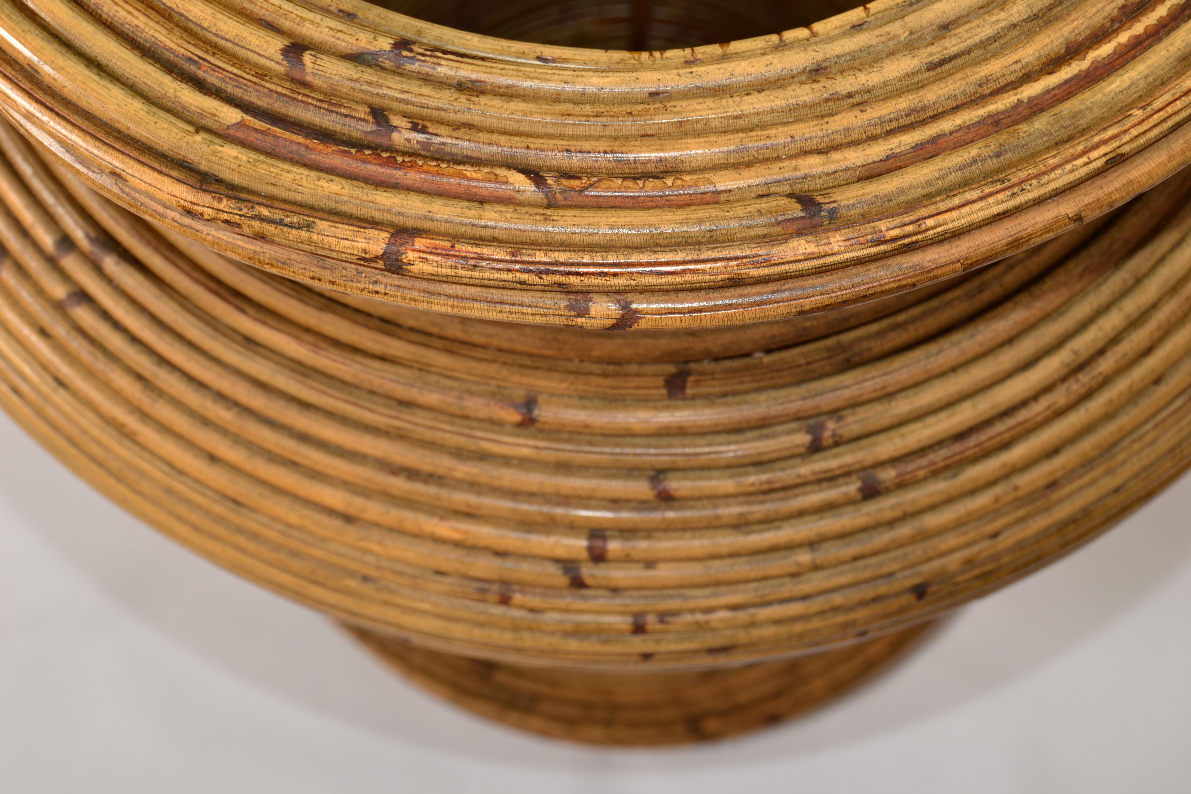 Bambù Grande vaso da terra a forma di cono di canna di bambù marrone bohémien realizzato a mano anni '70 in vendita