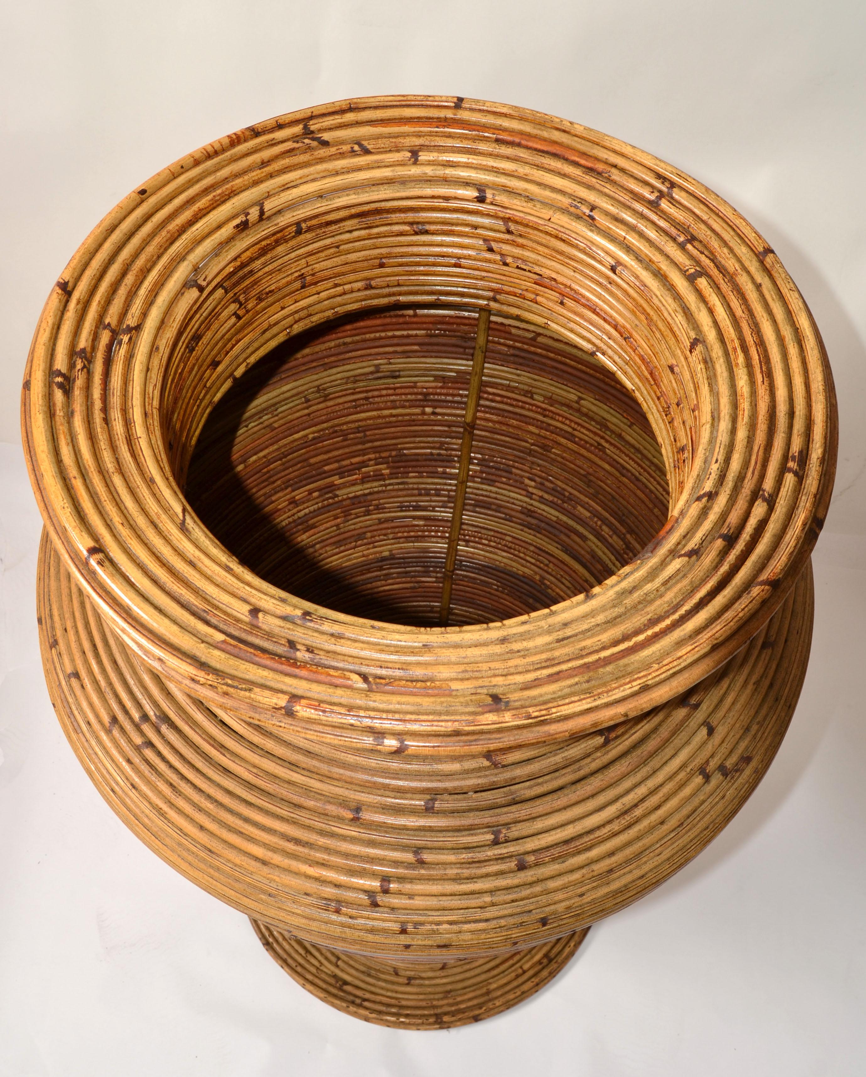 Grande vaso da terra a forma di cono di canna di bambù marrone bohémien realizzato a mano anni '70 in vendita 1