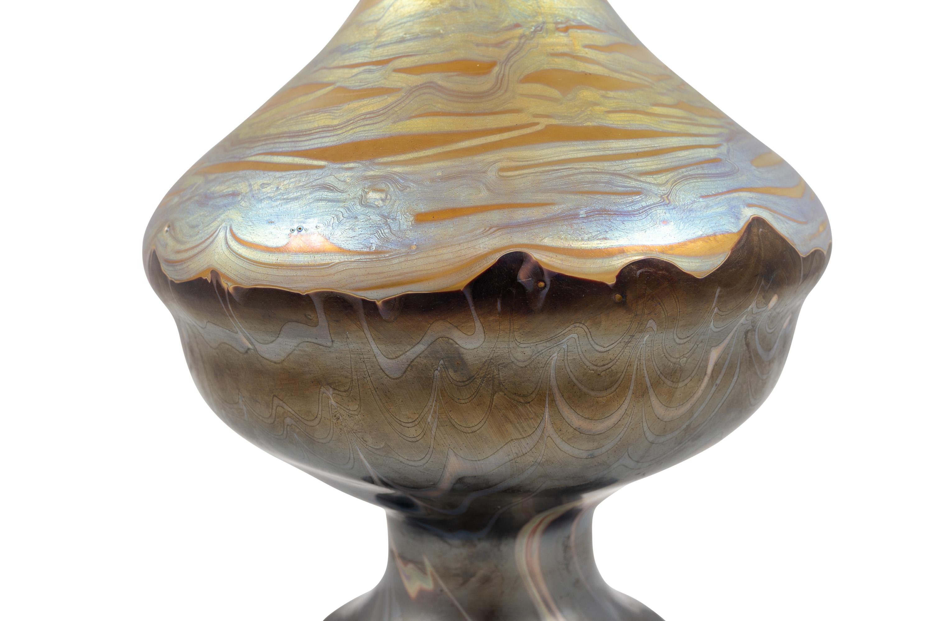 Grand vase en verre de Bohême Décoration Loetz PG 387 vers 1900 Orange Brown Gold  Bon état - En vente à Klosterneuburg, AT