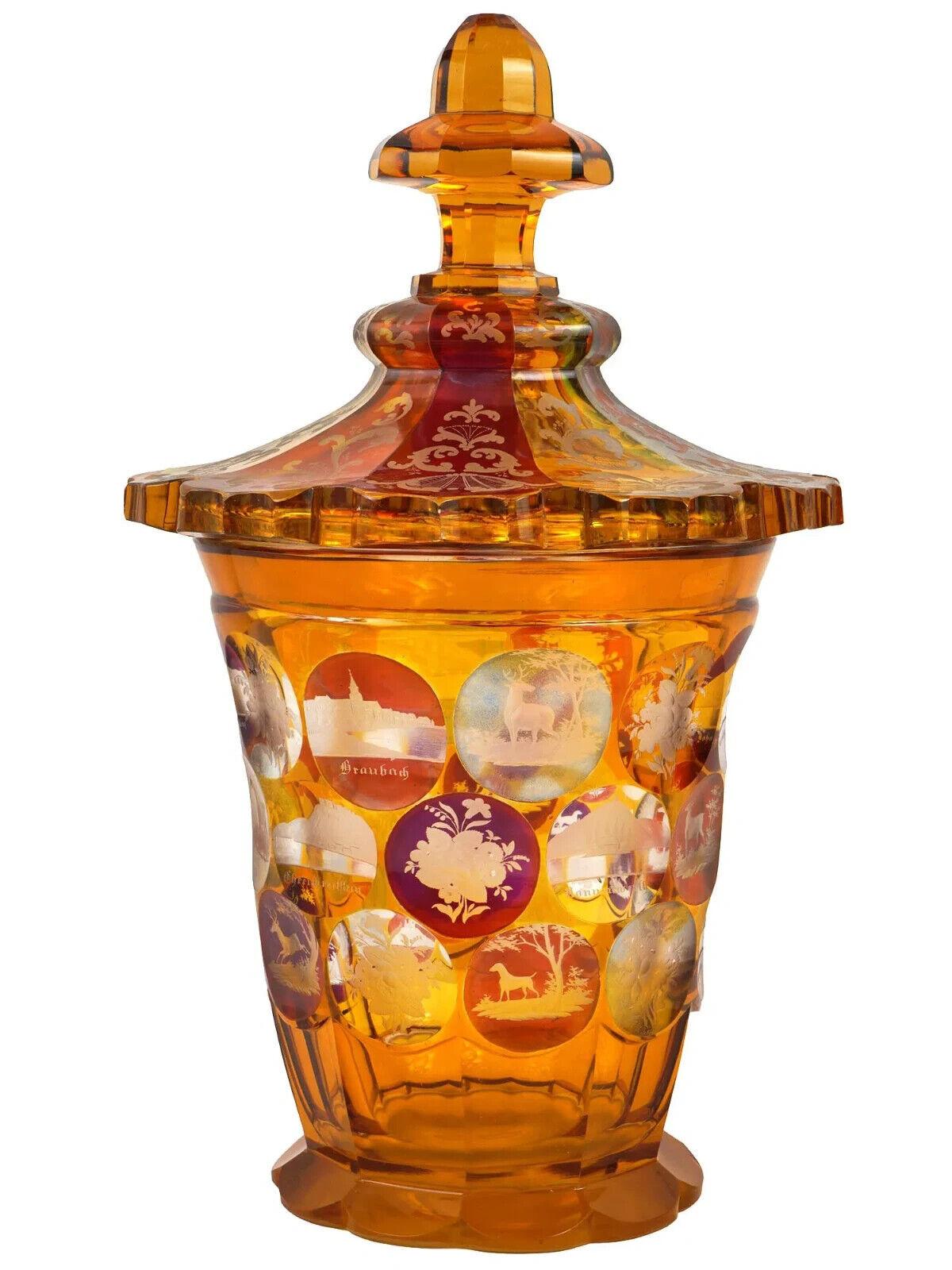 Europeo Grande vaso di vetro di Boemia con immagini incise in vendita