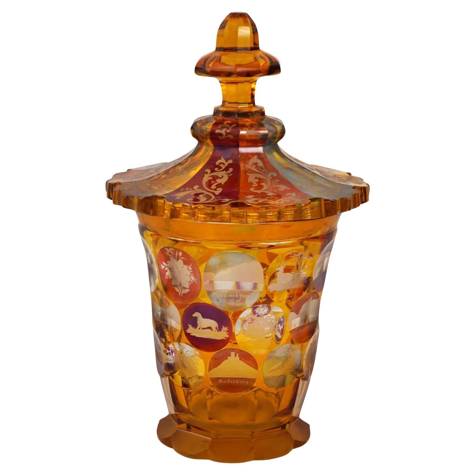 Grande vaso di vetro di Boemia con immagini incise in vendita