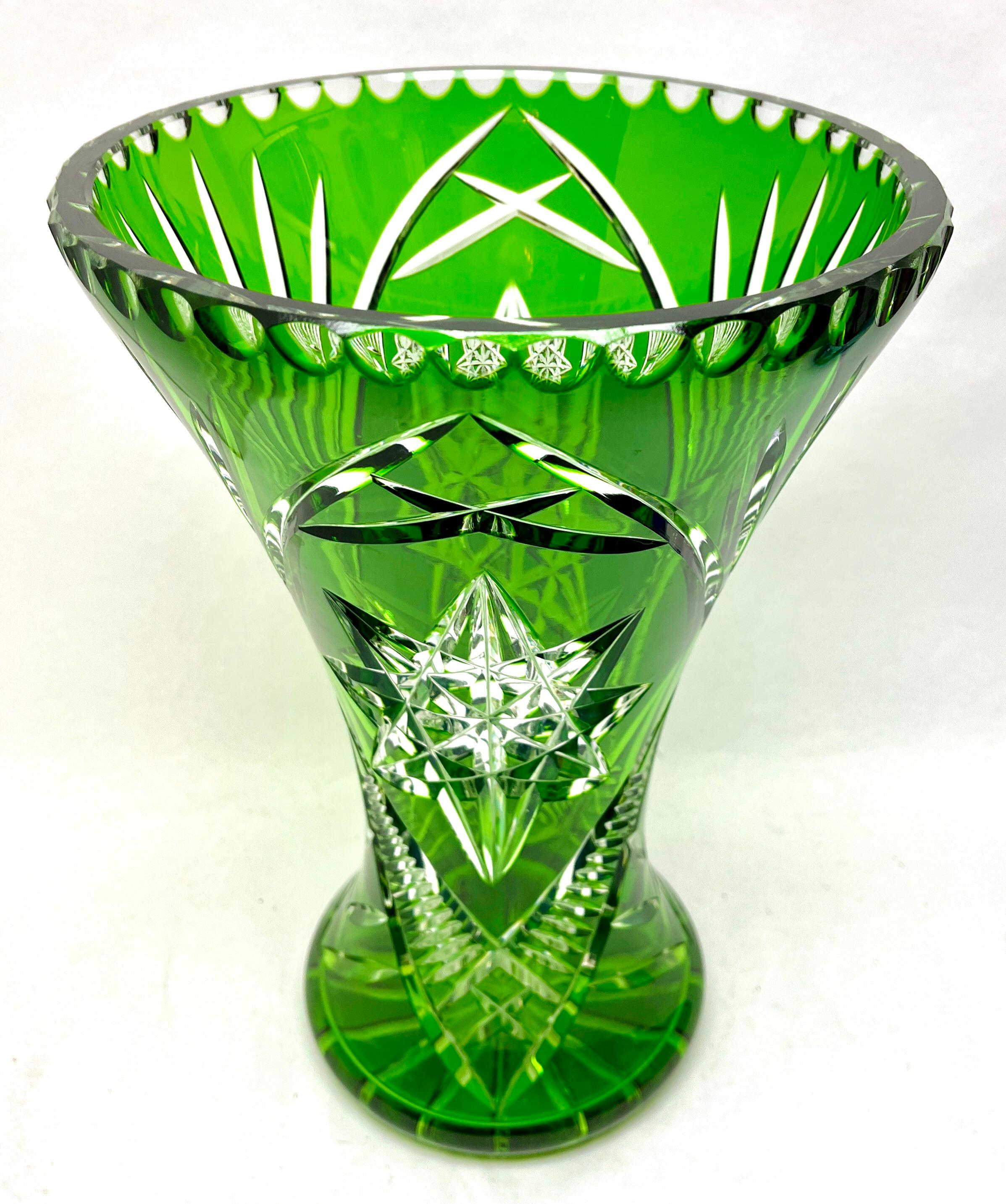 Lebendige, wiesengrüne Vase aus gehärtetem Kristallglas im böhmischen Stil mit geschliffenem Dekor aus Palmen und Sternen. Der Körper enthält eine gute Menge an Wasser, um das Arrangement stabil und blühend zu halten.

Gewicht Kristall 4,2 kg /