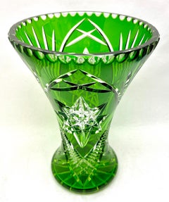 Große böhmische Vase, leuchtend grüner Kristallschliff bis klar