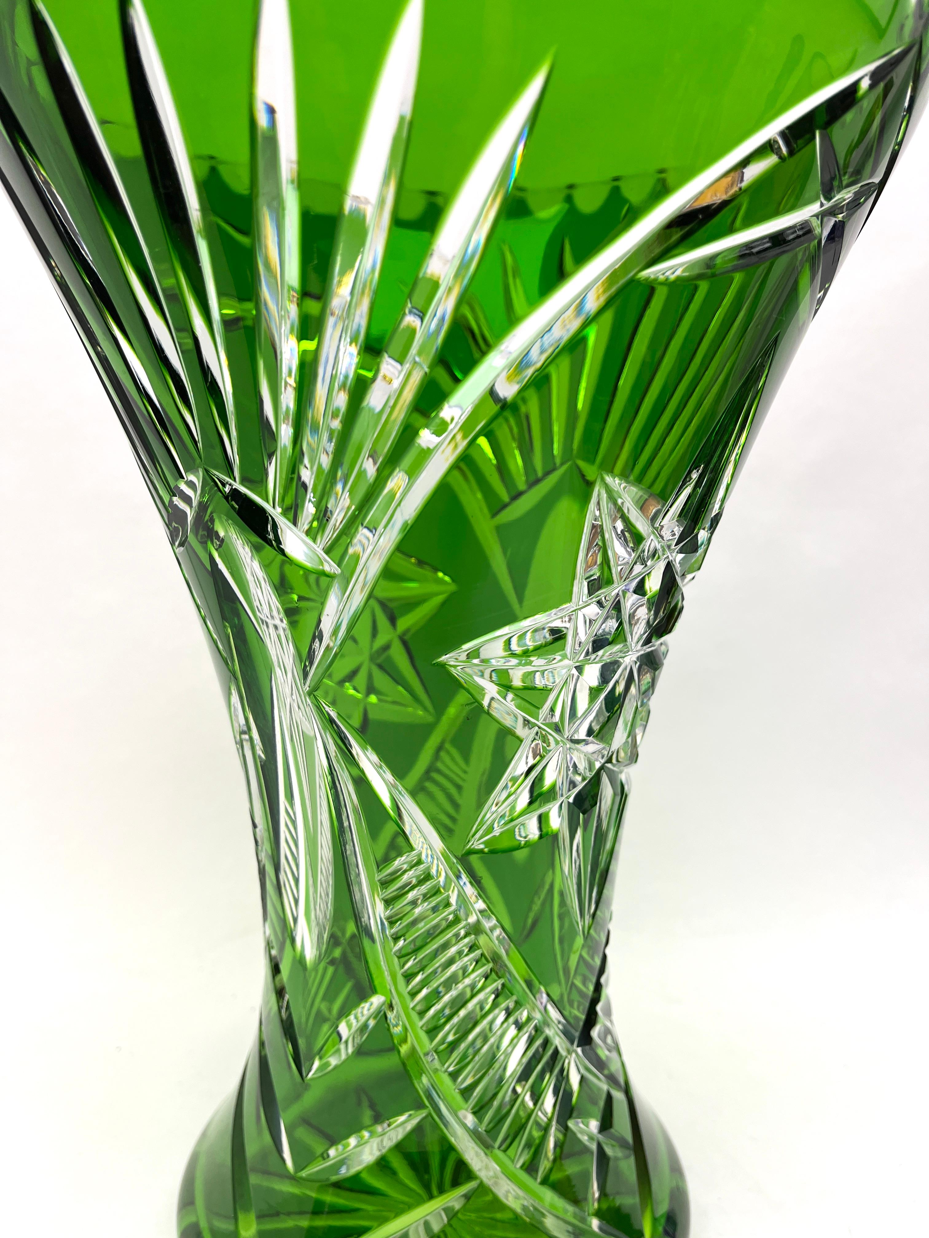Große böhmische Vase, leuchtend grüner Kristallschliff bis klar (Tschechisch) im Angebot