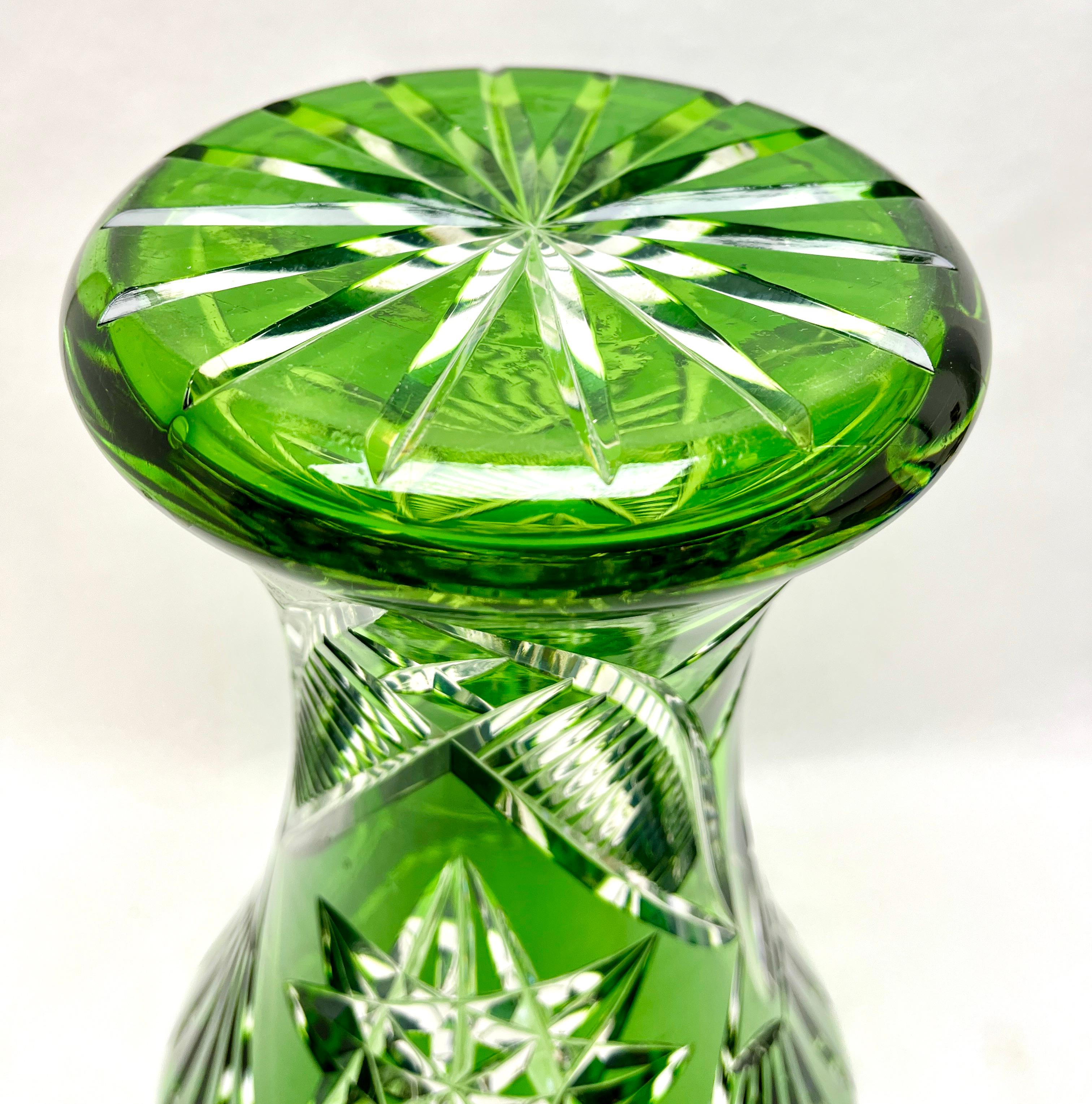 Große böhmische Vase, leuchtend grüner Kristallschliff bis klar im Zustand „Gut“ im Angebot in Verviers, BE