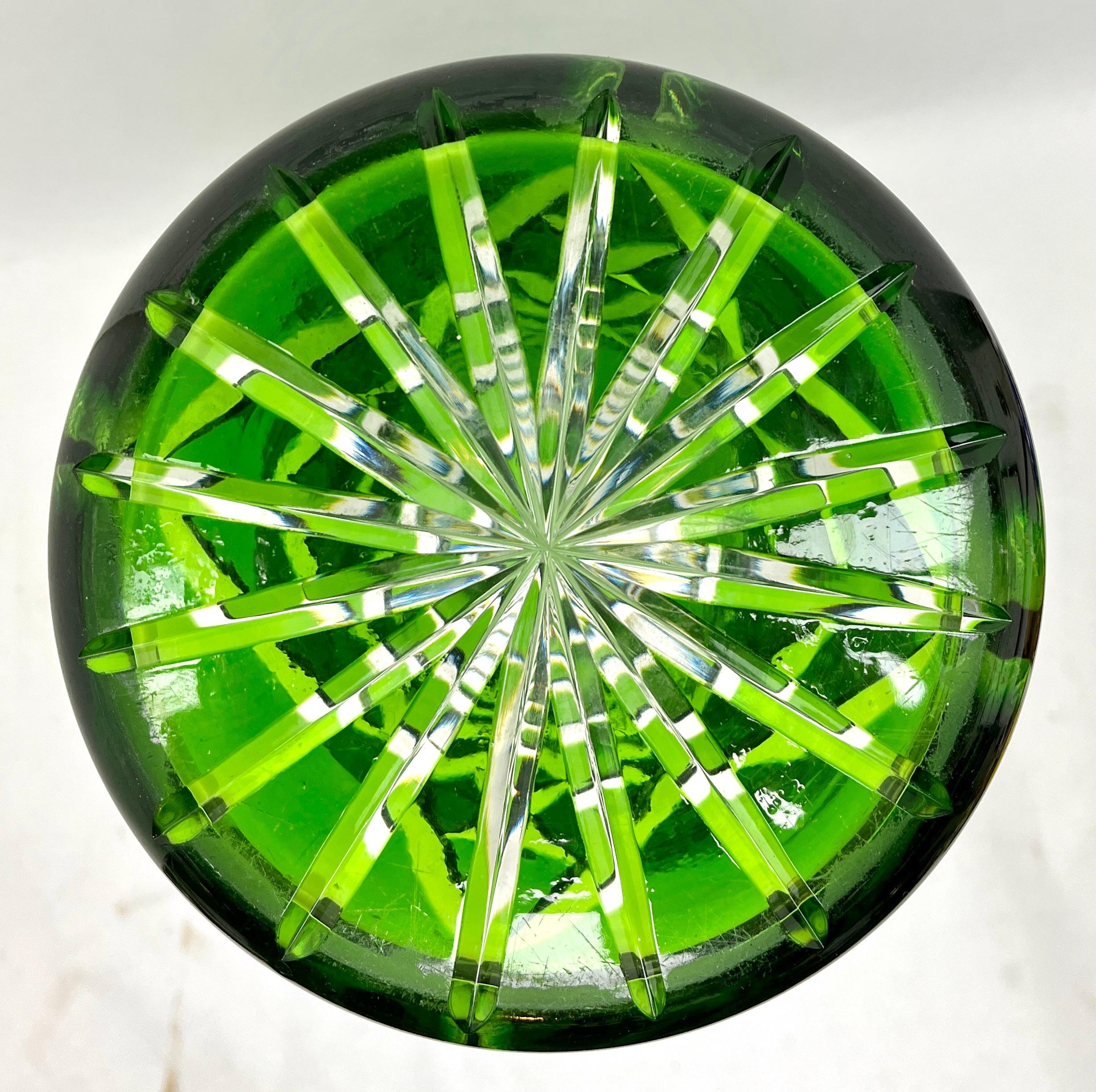 Große böhmische Vase, leuchtend grüner Kristallschliff bis klar im Angebot 1
