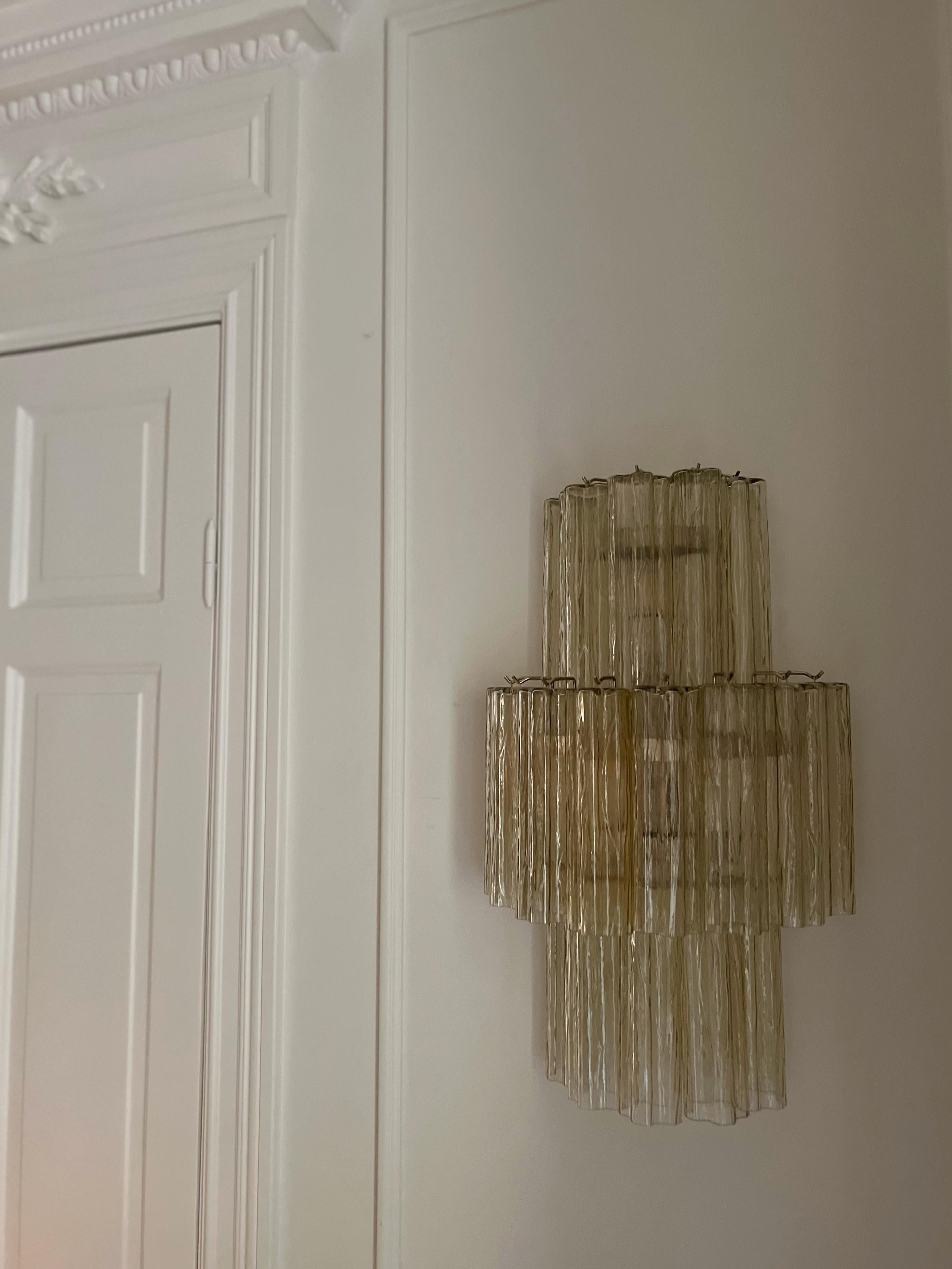Grandes appliques Murano en verre couleur miel composées de dix-huit prismes tubulaires avec finitions et raccords en chrome. Verre du district italien de Murano. 
Style traditionnel italien du milieu du siècle, produit en Italie au cours du 21e