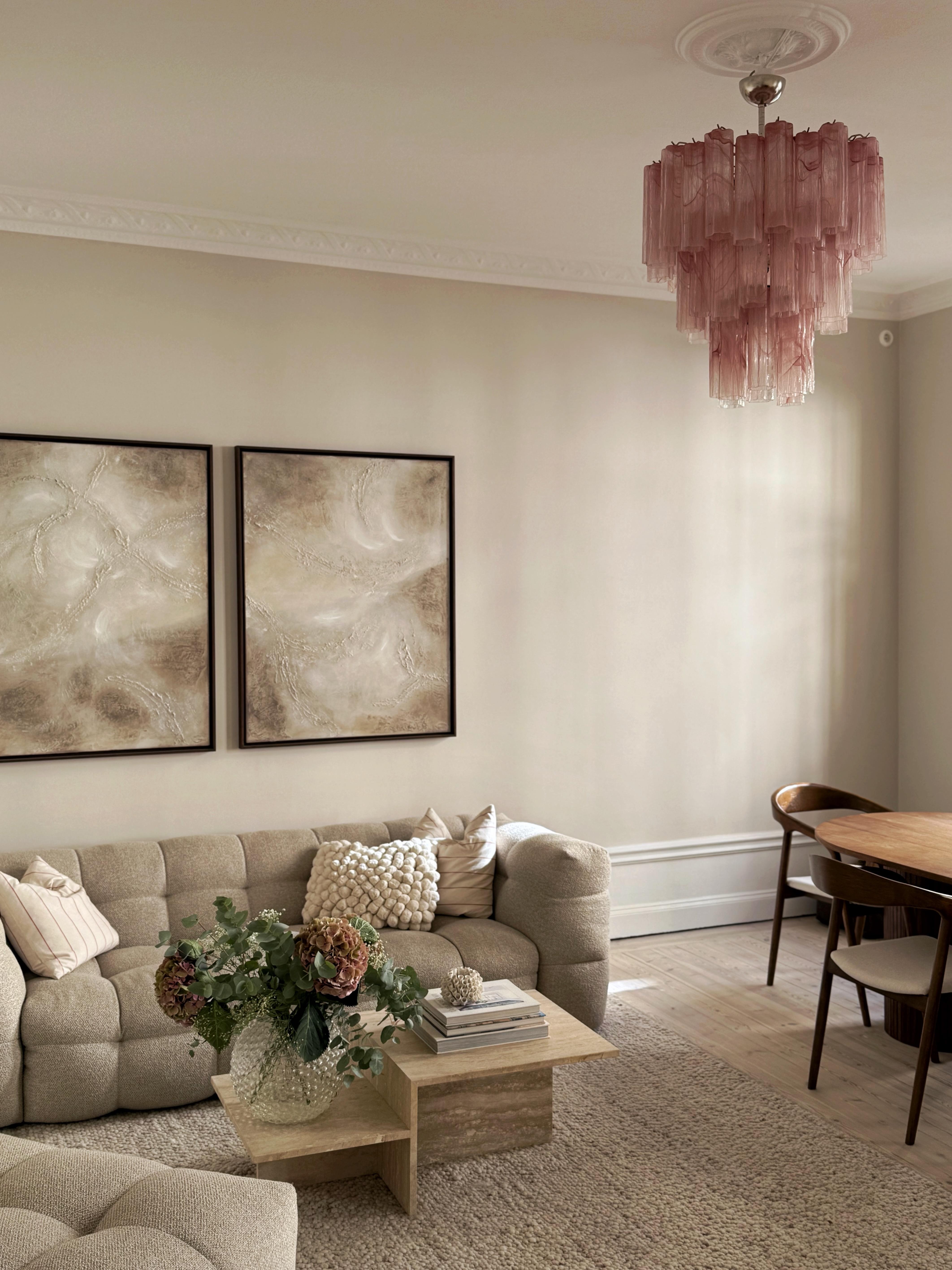 Colorful Murano Chandelier with glass tubes in pink tones with a marble pattern. Tronchi Formed Glass Prisms in Traditional Italian Mid-Century Style.
The murano fixture is composed of 48 Glass Elements in the size of 25 x7 cm (9.9