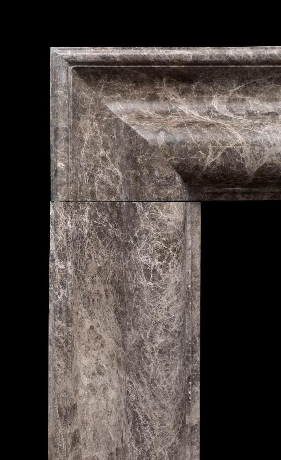 Ein großer, aus drei massiven Blöcken aus Emperador-Marmor gefertigter Kamin von Ryan and Smith. 
Die Roma Bolection ist ein elegantes, einfaches und robustes Beispiel für eine Kaminumrandung in Form einer Bolection.